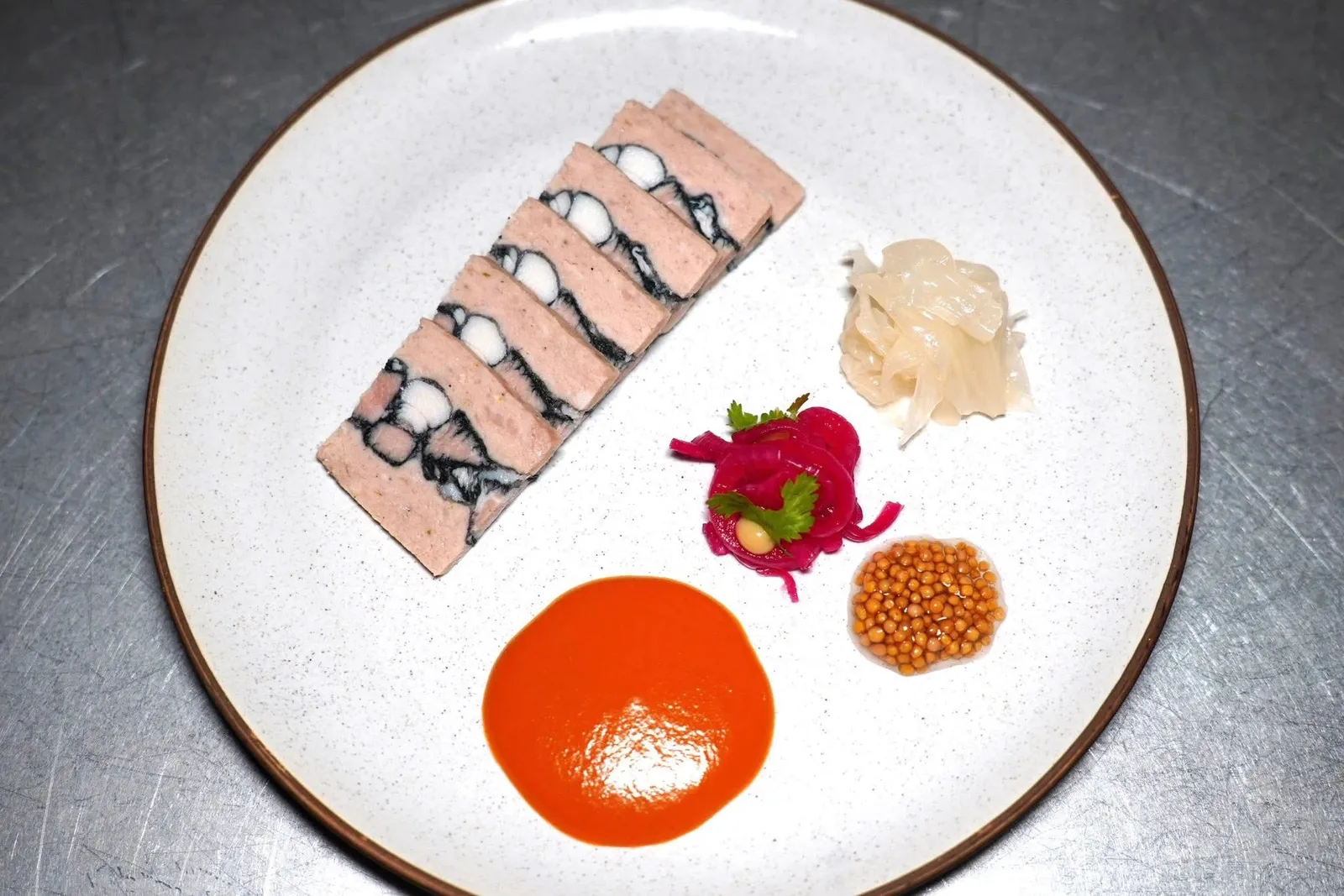 PORK TERRINE (390++)เทอร์รีนที่ได้รับแรงบันดาลใจมาจากหมูกระทะ เชฟเสิร์ฟมากับชัทนีย์หมูกระทะ ผักดอง และขนมปัง