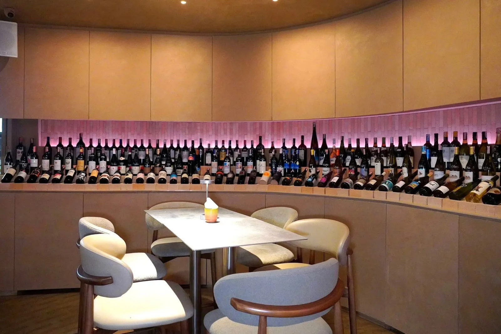 ภายในร้านมีขนาดไม่ใหญ่นักแต่ก็ให้บรรยากาศที่ครึกครื้นจาก DJ เปิดแผ่น นอกจากนี้ยังมีโซน Outdoor ที่สามารถสังสรรค์กับเพื่อน ๆ ได้อย่างสนุกสนานไม่แพ้กัน