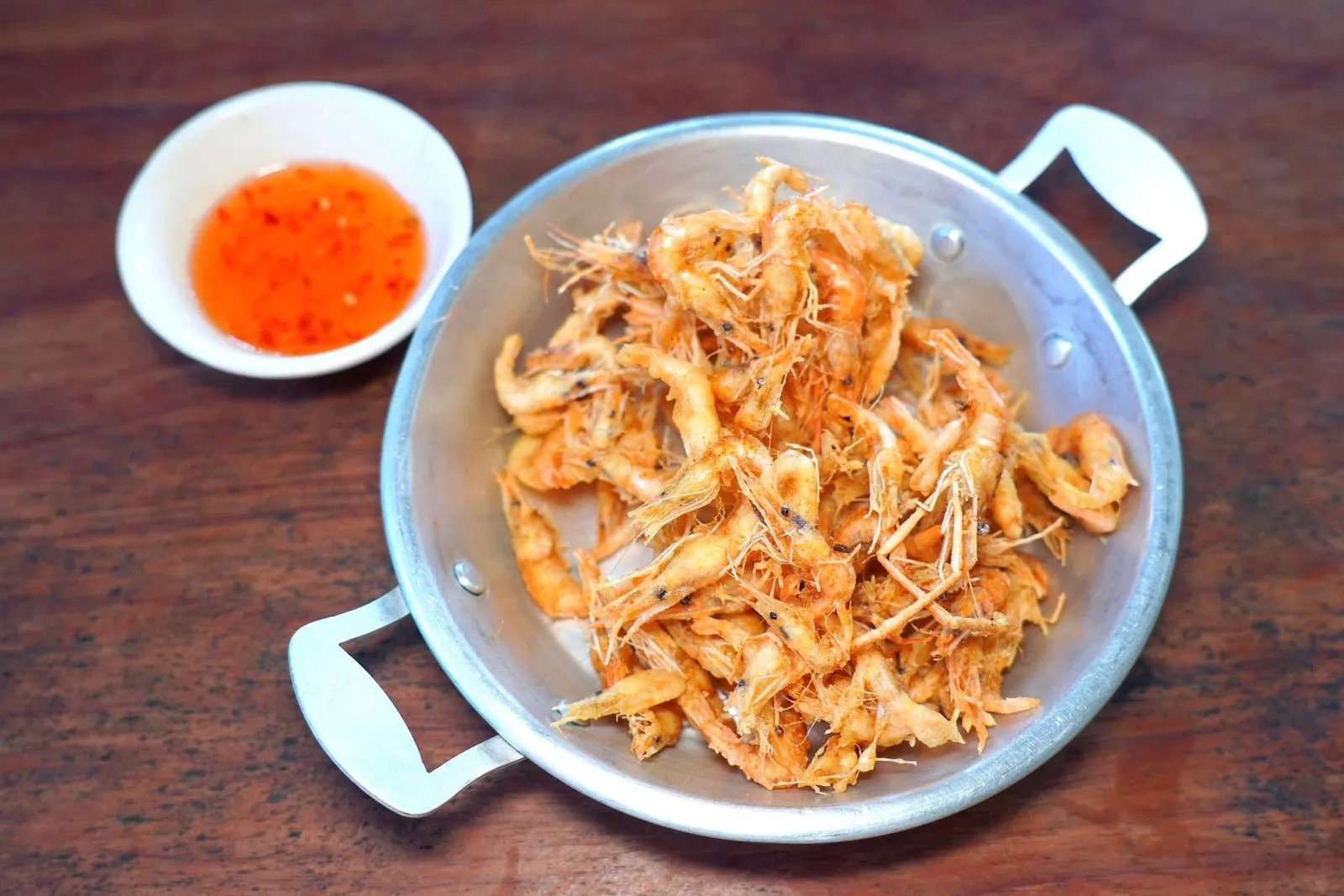 กุ้งฝอยลอยแพ (80)กุ้งฝอยทอดมาทั้งตัวกับแพแป้งกรอบเบา เมื่อจิ้มลงในซอสรสเลิศเคี้ยวเพลิน ๆ ไม่นานก็หมดจาน (14/20)