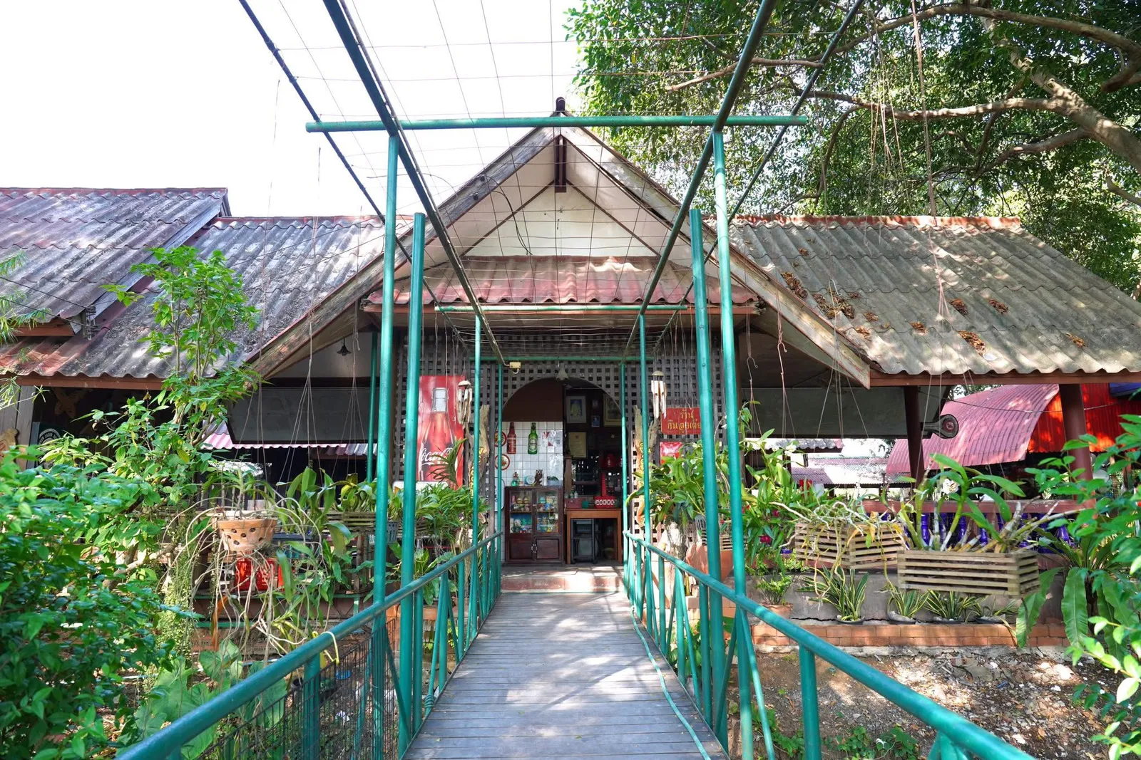 บริเวณทางเข้าร้าน