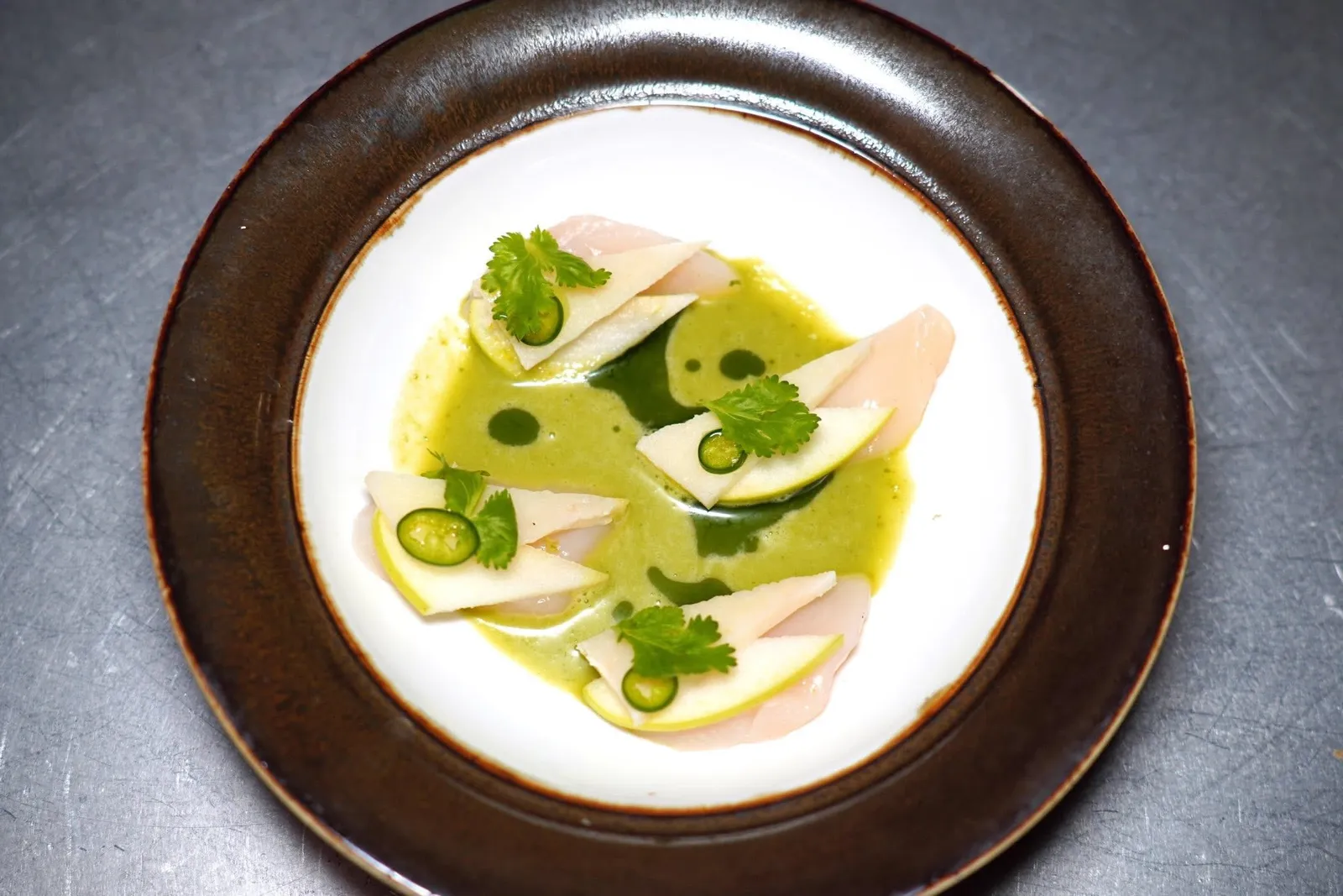 SCALLOPS CEVICHE (590++)คอร์สนี้เชฟนำหอยเชลล์ไปหมักกับซิตรัส จากนั้นแช่กับน้ำปลาเล็กน้อยให้ได้รสชาติเข้าเนื้อ รอบ ๆ คือซอสน้ำยำและกะทิเคี่ยวเข้มข้น