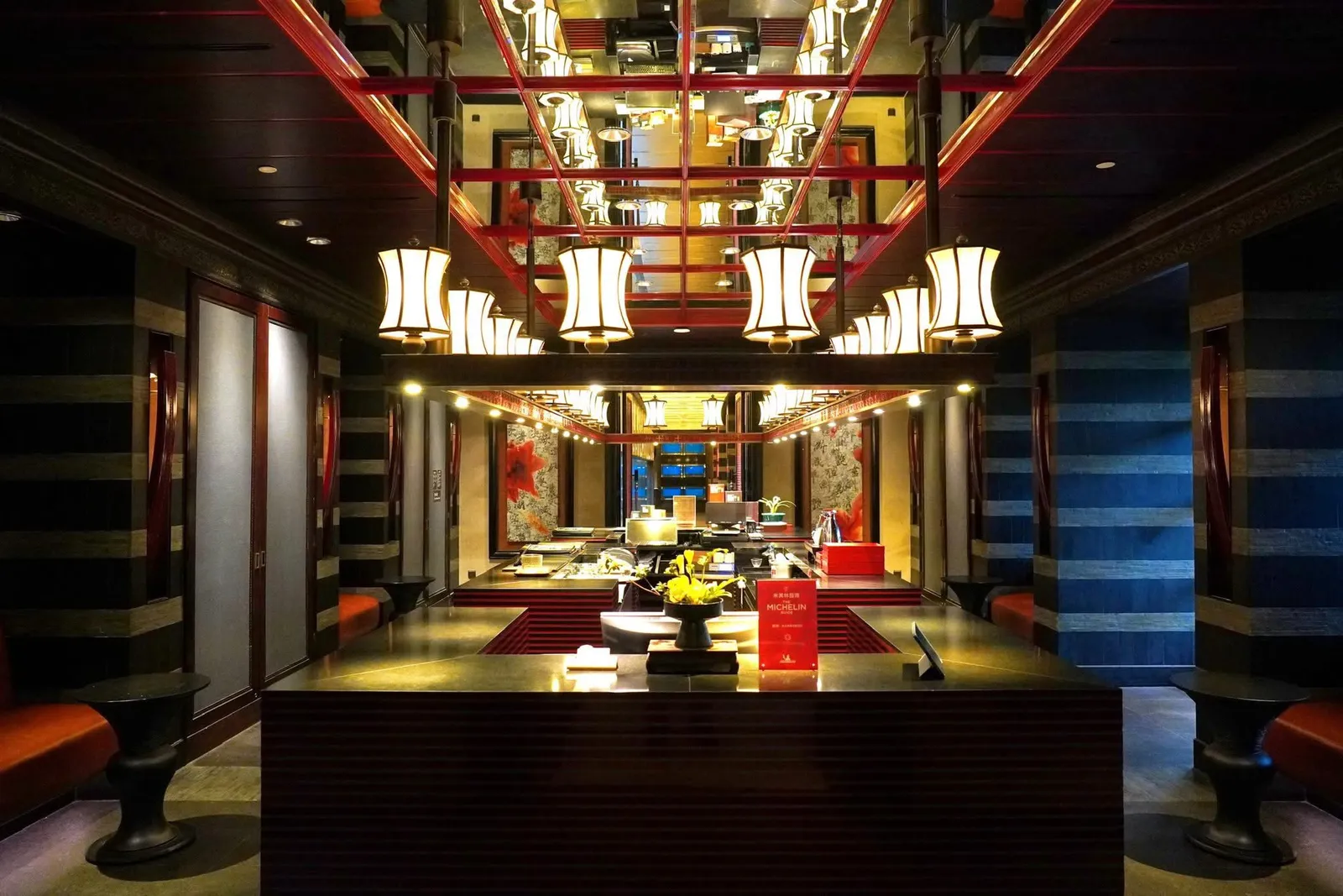 ห้องอาหารแห่งนี้ออกแบบโดย SPIN Design Studio จากประเทศญี่ปุ่น ถ่ายทอดกลิ่นอายจีนร่วมสมัยได้อย่างลงตัว เพื่อเติมเต็มประสบการณ์แสนพิเศษ