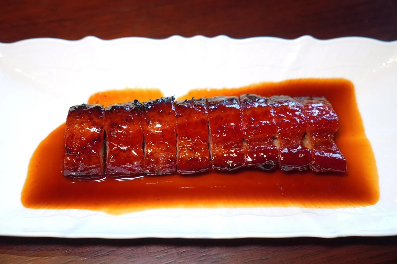 蜜汁黑豚叉烧 (188 CNY+)Honey Barbecued Porkเริ่มต้นจานแรกด้วยหมูแดงอบน้ำผึ้งสไตล์กวางตุ้ง เนื้อหมูมีความเฟิร์ม สู้ฟัน แต่ไม่เหนียว ทั้งยังให้รสชาติที่หวานพอเหมาะ (15/20)