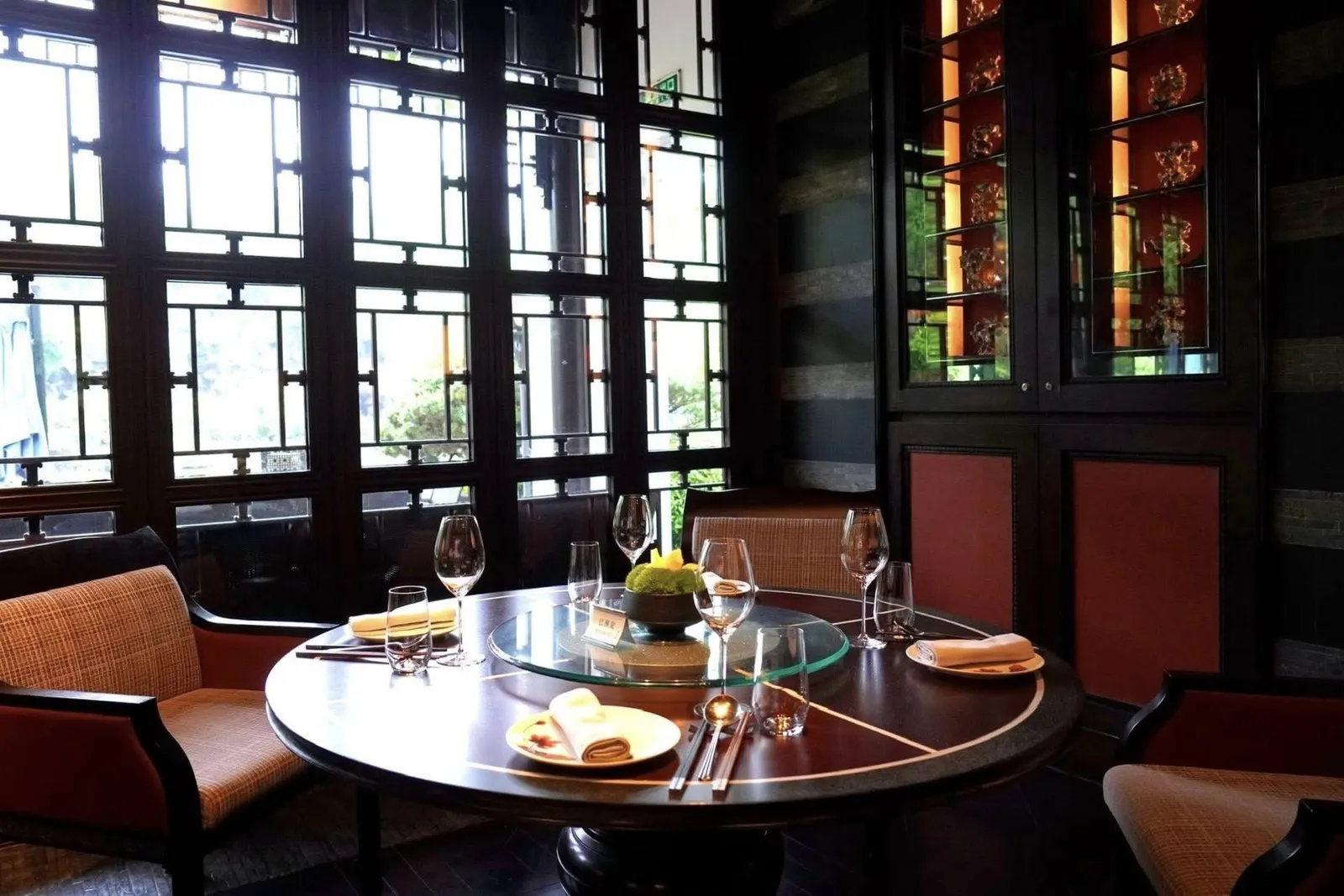 ในโซน West Wing ของโรงแรม เป็นที่ตั้งของห้องอาหาร Jin Sha (金沙厅) หรือที่แปลเป็นไทยได้ว่า “โถงทรายทอง”