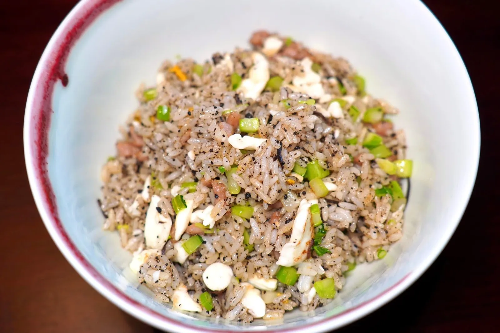 黑松露蛋白牛松炒饭 (188 CNY+)Fried Rice I Minced Beef | Garden Green | Black Truffle | Egg White I Spring Onionข้าวผัดคั่วมาจนแห้งผสานเข้ากันกับอโรมาของเนื้อสับและไข่ขาว เชฟเพิ่มมิติทางเนื้อสัมผัสด้วยการใส่ผักและต้นหอมจีนมาให้ด้วย (15/20)