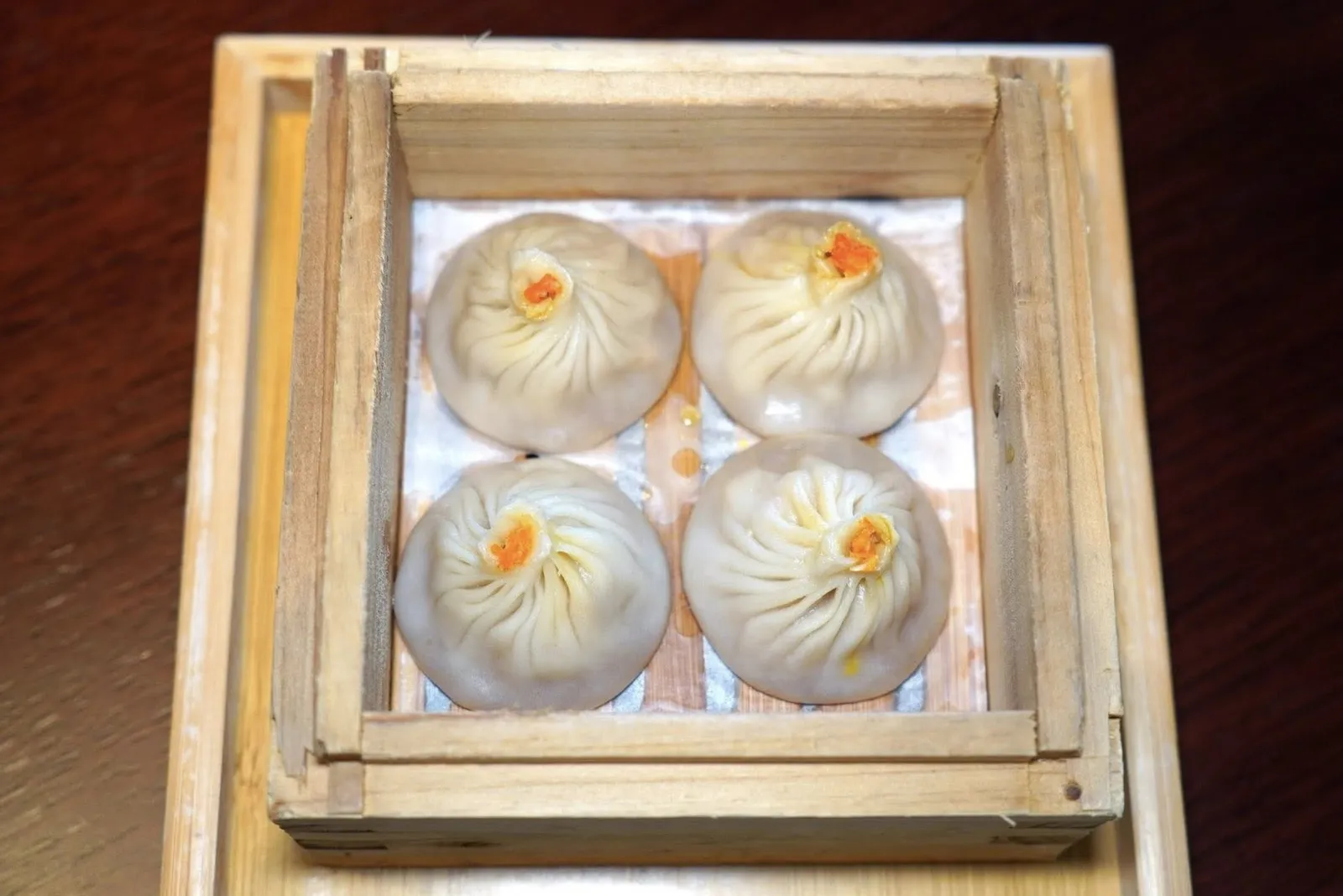 蟹粉小笼包 (四件) (78 CNY+)Steamed Pork Dumpling | Hairy Crab (4 pieces)เสี่ยวหลงเป่าสอดไส้เนื้อหมูและเนื้อปู แป้งมีความหนานุ่มพอเหมาะ ไส้ด้านในหวานฉ่ำกำลังดี แตะลงไปซอสเบา ๆ เพื่อเพิ่มรสชาติเค็มและอูมามิ (15/20)
