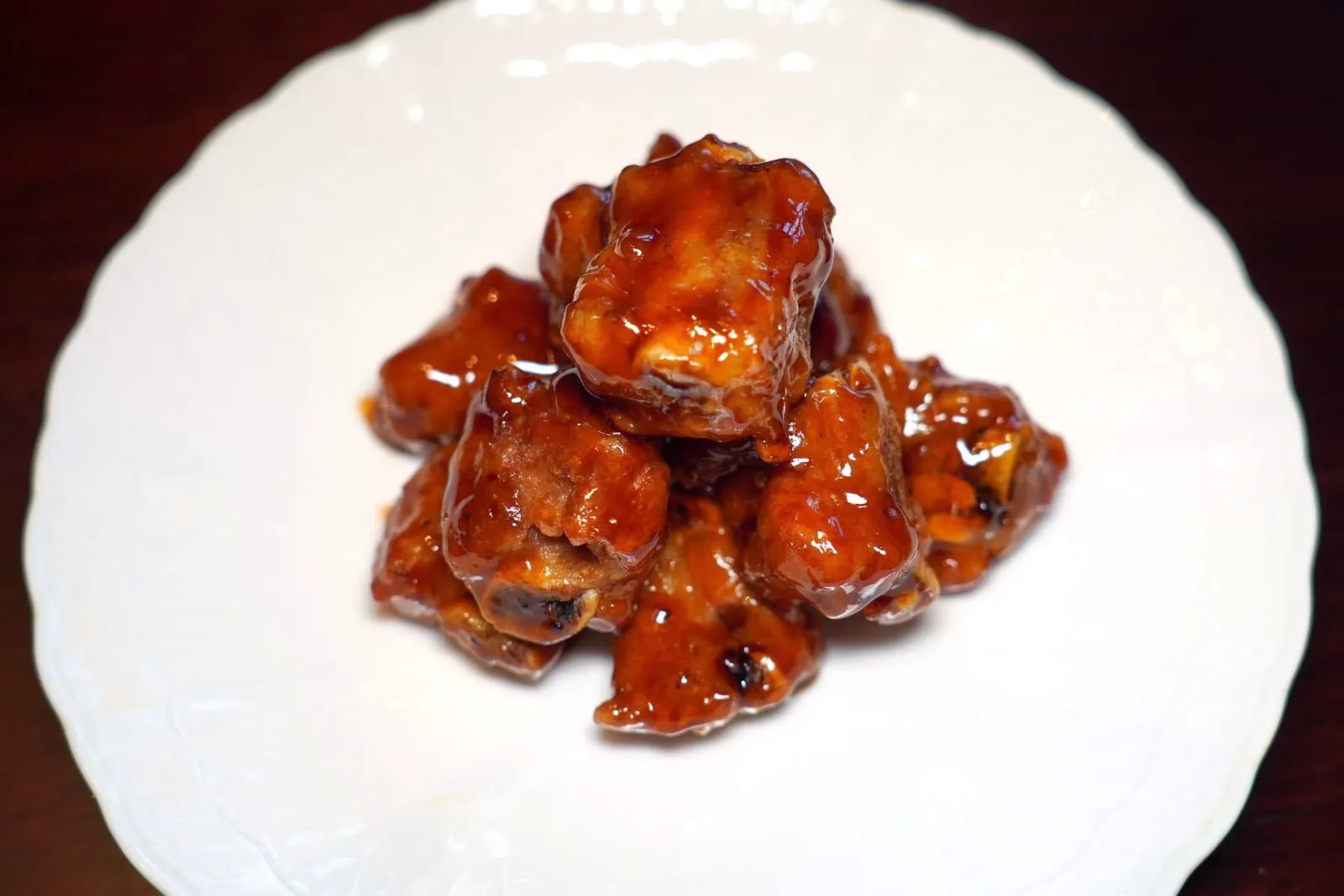 镇江香醋骨 (168 CNY+)Deep-Fried Pork Ribs I Sweet Aged Glutinous Rice Vinegar Sauceซี่โครงหมูทอดกรอบไม่อมน้ำมัน เนื้อหมูยังคงไว้ซึ่งความฉ่ำ ผิวชั้นนอกเคลือบด้วยซอสที่ได้จากการเคี่ยวน้ำส้มข้าวเหนียวจนงวดให้รสชาติหวานเข้มข้นแต่กลมกล่อม (16/20)