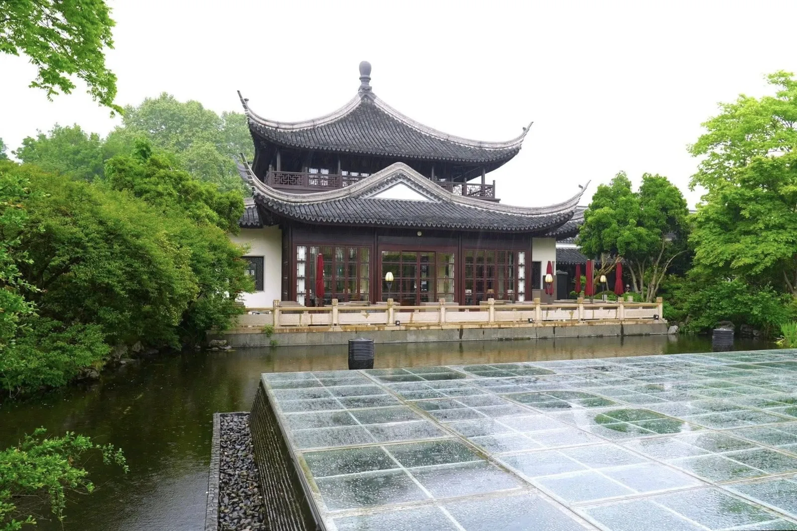 🎗️ Jin Sha เป็นหนึ่งในห้องอาหารจีนไม่กี่แห่งในนคร Hangzhou ที่ลูกค้าสามารถโทรไปสอบถามและทำการจองเป็นภาษาอังกฤษได้โดยตรงกับทางโรงแรม อาหารทุกจานมีรสชาติลงตัวผสานเข้ากันกับเทคนิคอันซับซ้อน ราคาอาหารจัดว่าคุ้มค่า บรรยากาศโดยรอบของโรงแรมมีความเงียบสงบ จากทั้งหมดที่กล่าวมาทำให้ Jin Sha เป็นอีกหนึ่งมื้ออาหารที่น่าจดจำได้อย่างไม่ยากเย็น