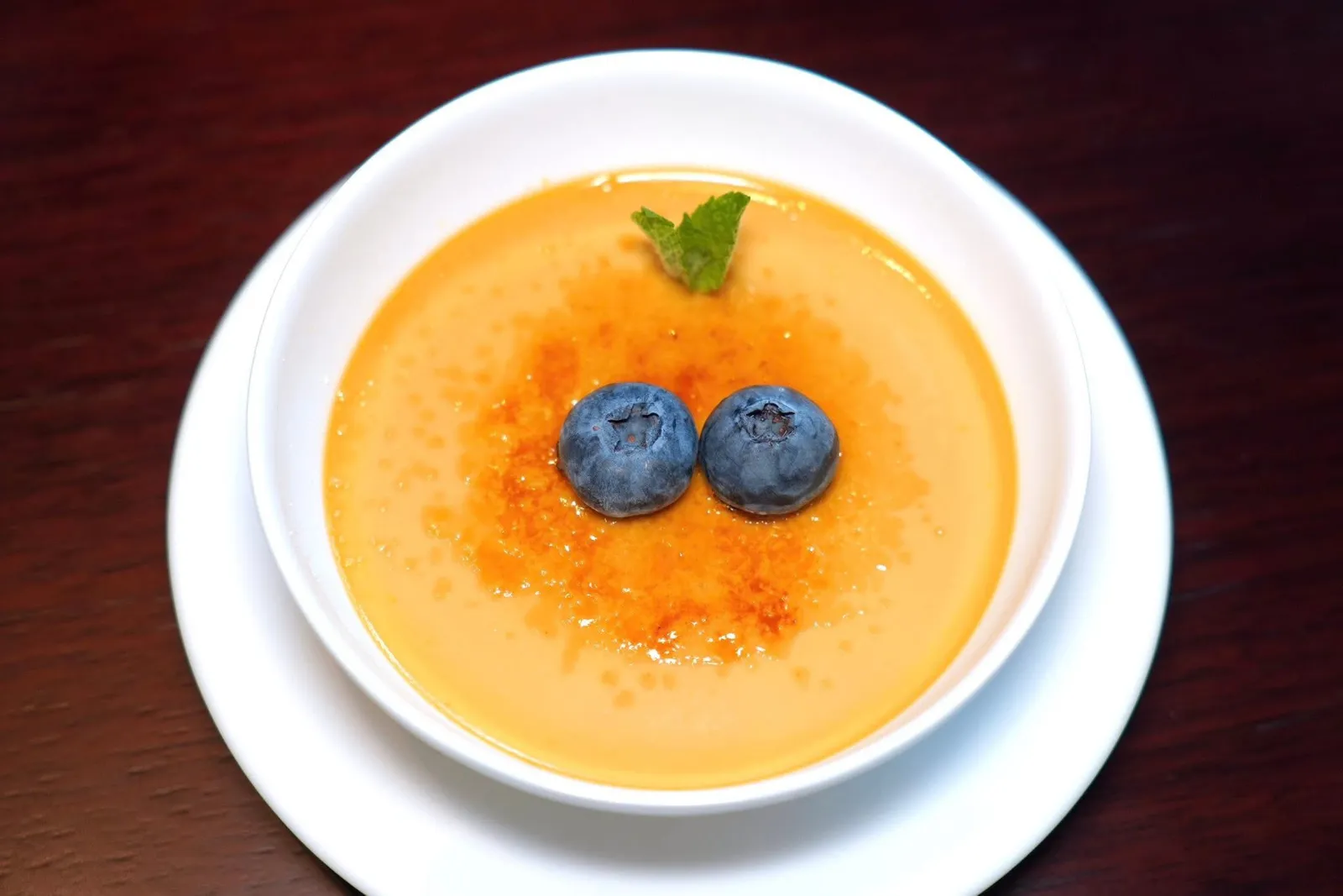龙井炖奶 (48 CNY+)Longjing Tea Crème Brûléeของหวานที่เชฟประยุกต์นำชา Longjin มมานำเสนอเป็นเครมบรูเล่ที่มีความเนียนละมุน หอมกลิ่นเฉพาะตัวของชาได้อย่างน่าทึ่ง (15/20)