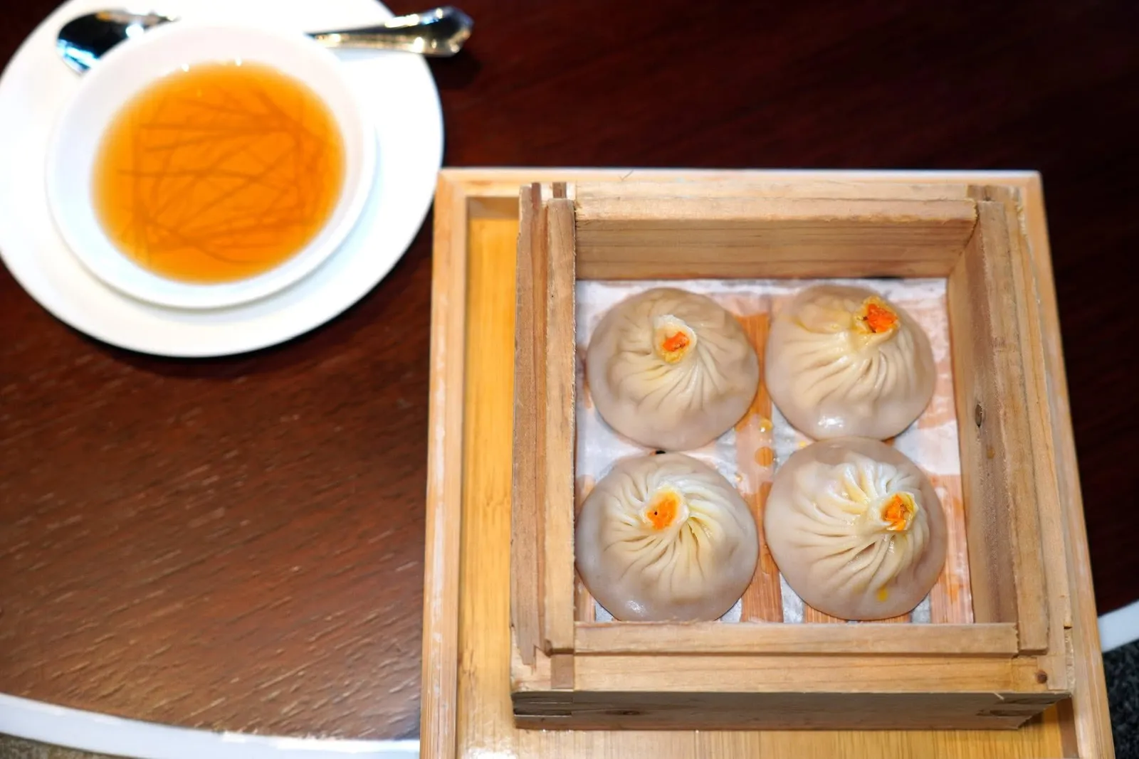 蟹粉小笼包 (四件) (78 CNY+)Steamed Pork Dumpling | Hairy Crab (4 pieces)เสี่ยวหลงเป่าสอดไส้เนื้อหมูและเนื้อปู แป้งมีความหนานุ่มพอเหมาะ ไส้ด้านในหวานฉ่ำกำลังดี แตะลงไปซอสเบา ๆ เพื่อเพิ่มรสชาติเค็มและอูมามิ (15/20)