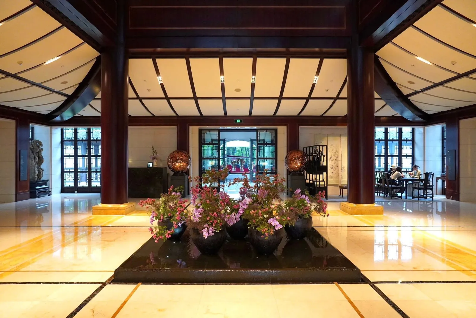 🎗️ Four Seasons Hotel at West Lake เปิดให้บริการครั้งแรกในเดือนตุลาคม ปี 2010 และมีห้องพักทั้งหมด 78 ห้อง รวมถึงห้องสวีทและวิลล่าส่วนตัวท่ามกลางบรรยากาศที่เปี่ยมเสน่ห์ด้วยสวนสวย สระบัว และศาลาสไตล์เจียงหนาน (Jiangnan)