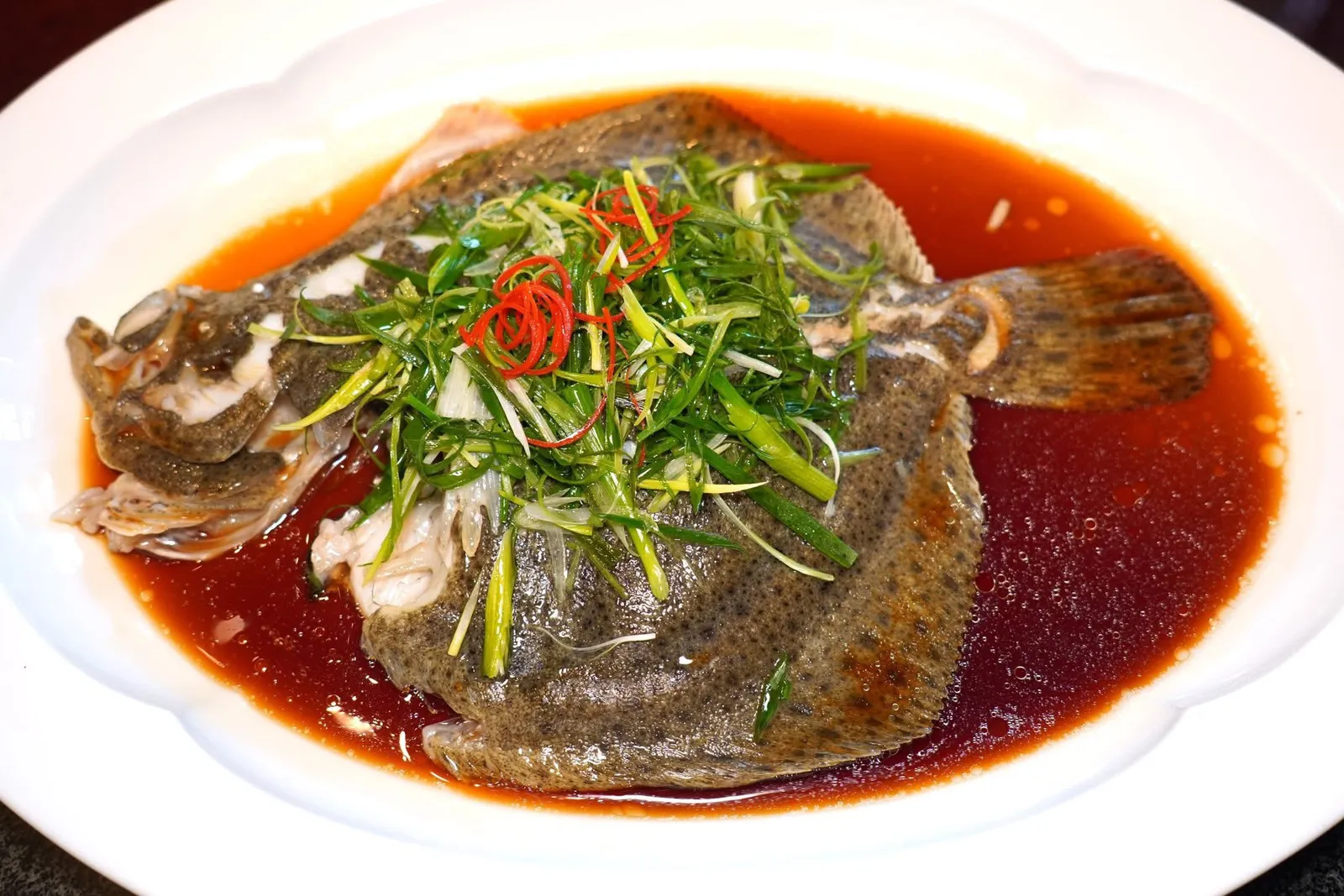 多宝鱼-清蒸 (188 CNY+/500g; 263.2 CNY+/700g)Turbot Steamed with Soy Sauceหนึ่งในจานที่คุ้มค่าจนต้องปักหมุดให้ลองชิมกันคือปลาเทอร์บอทจีนขนาด 750 กรัมนึ่งกับซีอิ๊วให้ความเค็มอูมามิเข้ากันกับกลิ่นหอม ๆ ของต้นหอมจีน (15/20)