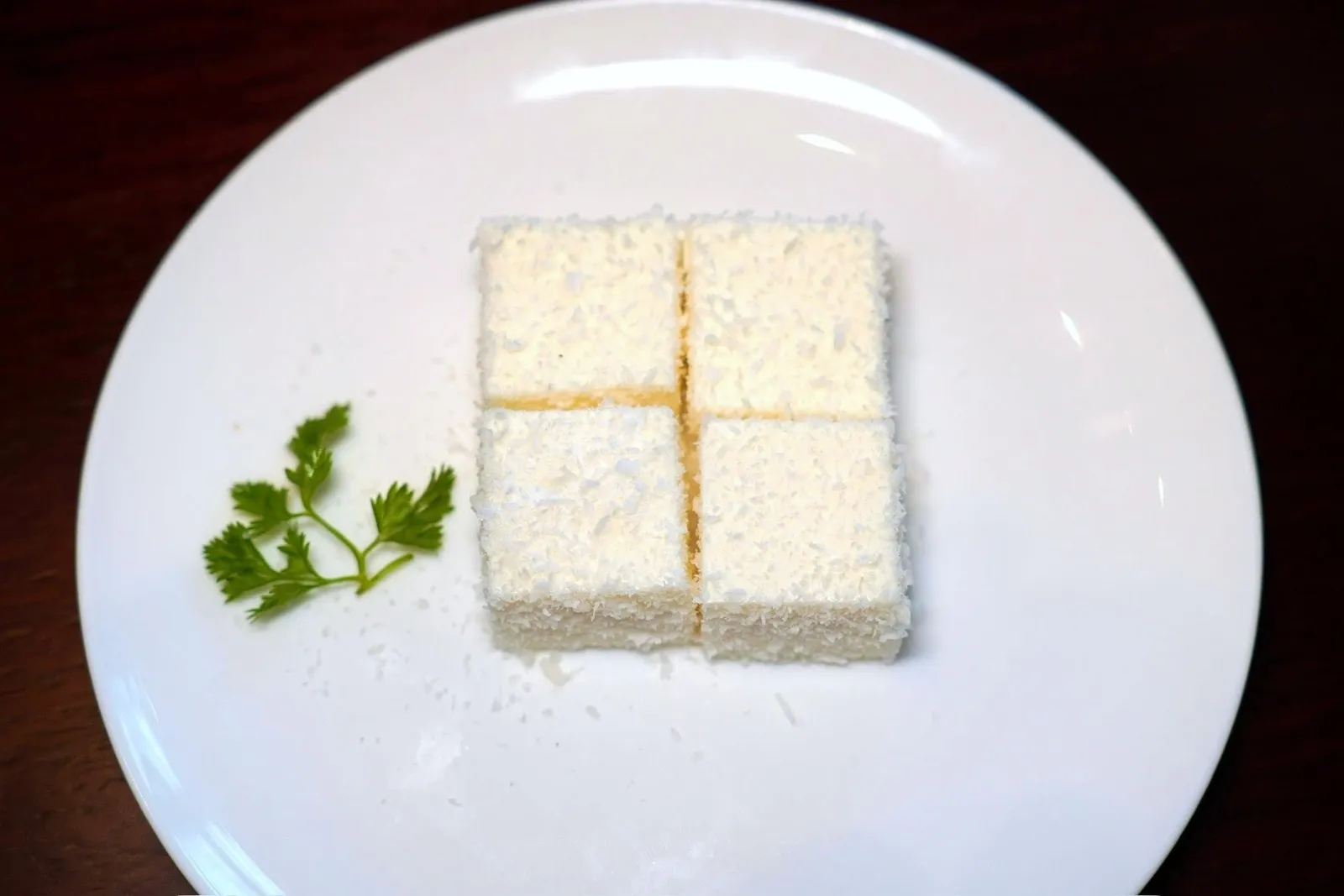ทางร้านยังมีขนมจิ๋วที่มีความหอมของมะพร้าวมอบให้อีกคนละชิ้น