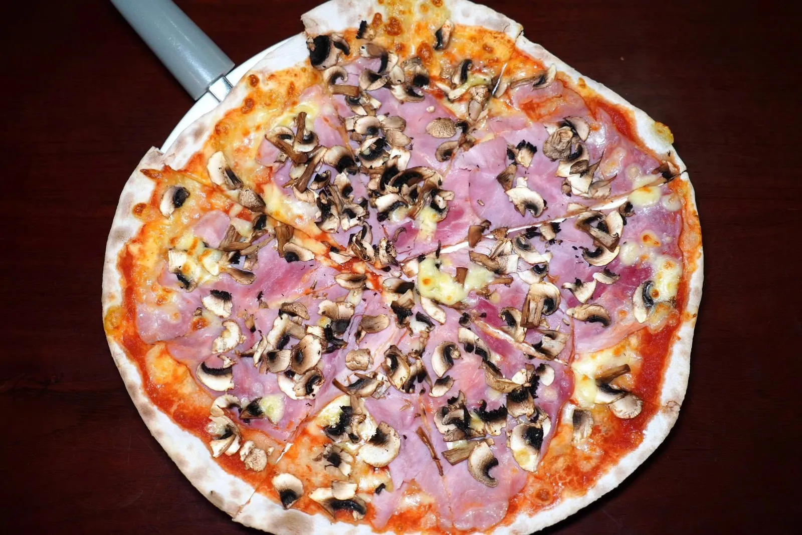 Pizza Proscuitt Cotto e Funghi (290)Pizza with Ham, champignon mushroomอย่างไรก็ตามเราขอแนะนำพิซซ่าหน้าแฮมเห็ดที่มีความเค็มเบา ๆ ของแฮมเข้ากันกับอโรมาหองเห็ดแชมปิญองได้ดี (12/20)