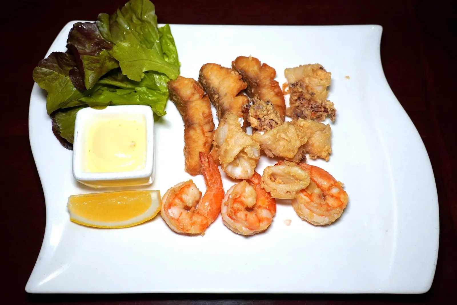 Fritto Misto (240)Deep Fried Seafoodหมึก กุ้ง และปลาทอดมาแบบกรอบ ๆ ไม่อมน้ำมัน อย่าลืมบีบเลมอนลงไปก่อนชิมด้วย (11/20)