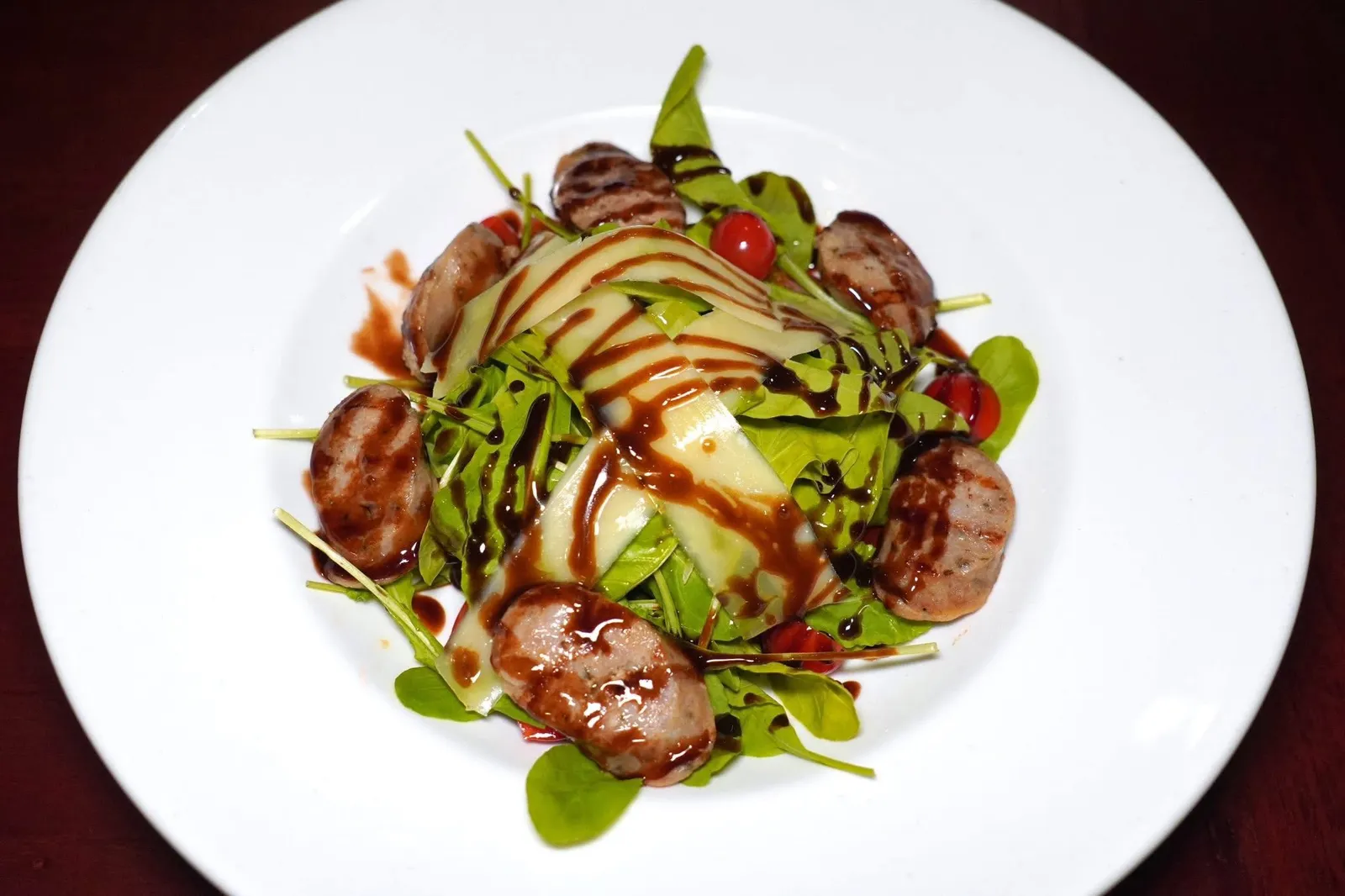 Rucola con Salsiccia (240)Rocket salad with grilled Italian sausageเริ่มต้นด้วยสลักผักร็อคเก็ตเสิร์ฟมาคู่กันกับไส้กริกสไตล์อิตาลีแบะบัลซามิคเข้มข้น (12/20)