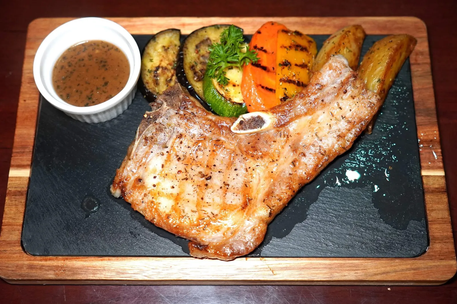 Braciola di Maiale (280)Pork chop steak (Kurobuta)สเต๊กเนื้อหมูคุโรบูตะย่างเสิร์ฟมากับซอสพริกไทยดำ (11/20)