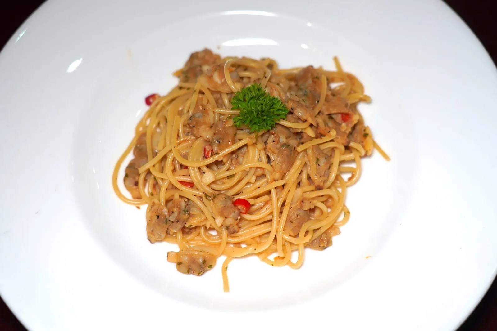 Spaghetti alle Vongole (180)Spaghetti A.O.P with clamsสปาเก็ตตี้ผัดกระเทียมและพริก ทางร้านเสิร์ฟมาแบบรสชาติคนไทยโดยมีความจัดจ้านเด่นชัดเสริมด้วยความอูมามิของหอยลาย (12/20)