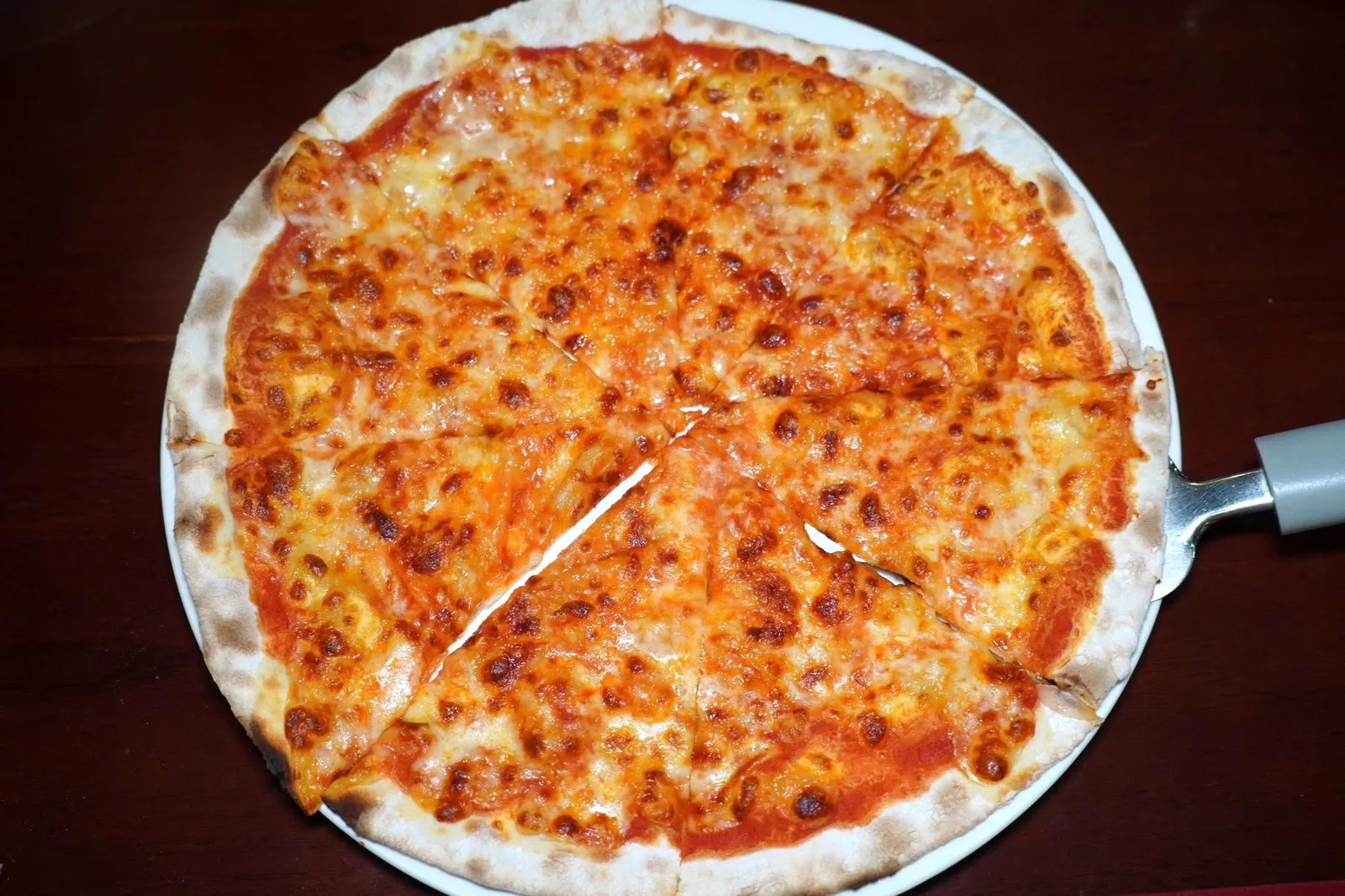 Pizza Margherita (240)Pizza with Mozzarella cheeseพิซซ่าของทางร้านจะอบในเตาขนาดใหญ่โดยหน้ามาเกริต้ามีความยืดและหอมมันของชีสมอซซาเรลล่า (11/20)