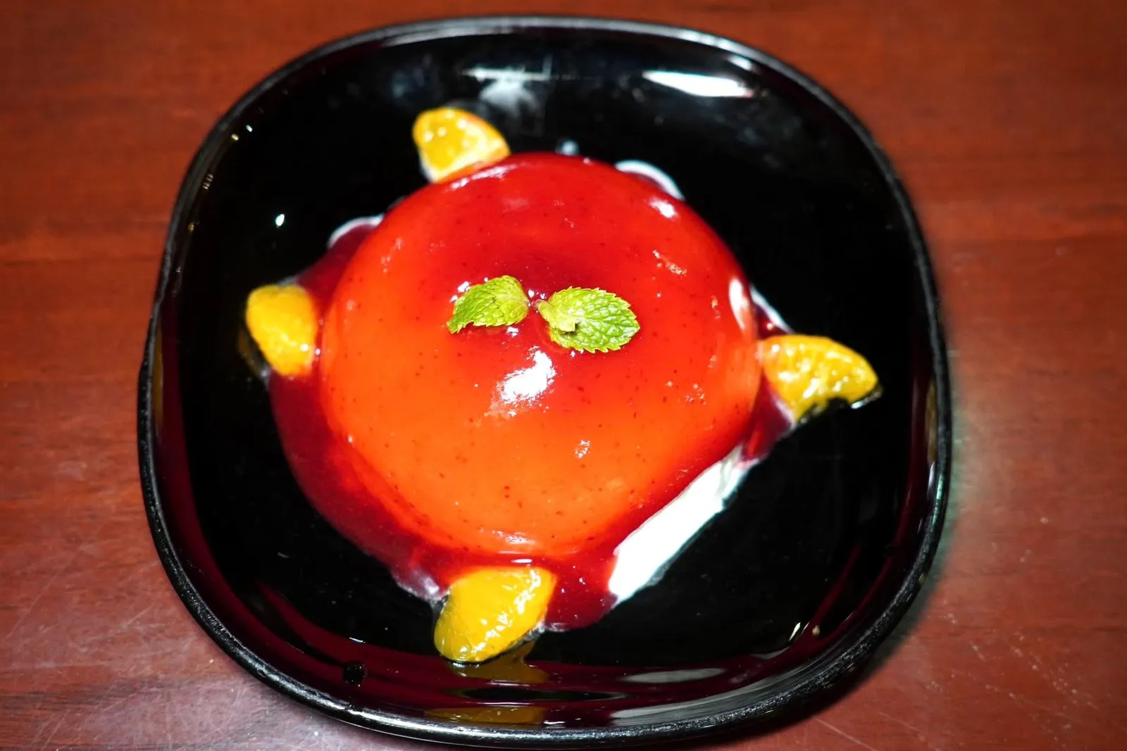 Panna cotta (80)Cream pudding served with strawberry sauceพันนา คอตต้าเนื้อนุ่มละมุนใช้ได้ ด้านบนราดด้วยซอสสตรอว์เยอร์รี่ (12/20)