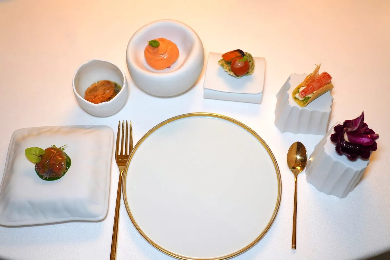 AMUSE-BOUCHEเริ่มต้นด้วยของว่างเรียกน้ำย่อยเสิร์ฟมาพร้อมกันชุดใหญ่ (17/20)