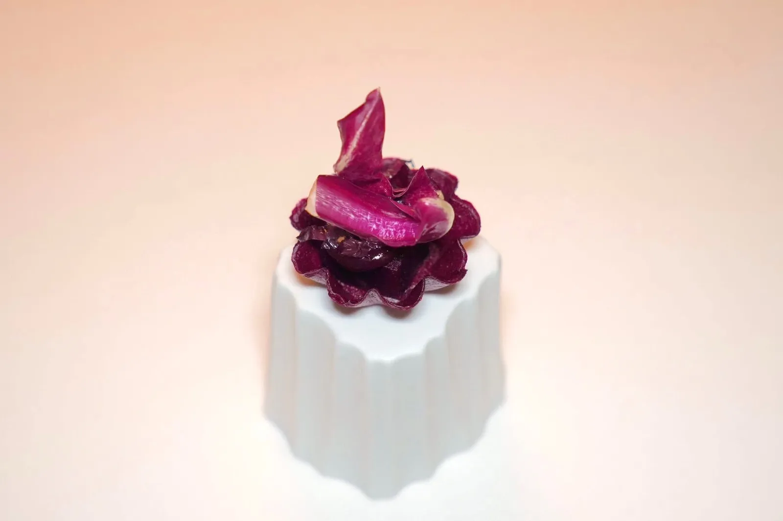 AMUSE-BOUCHEPietrasanta เป็นเมืองเล็ก ๆ เหนือขึ้นไปจาก Viareggio ทั้งยังเป็นจุดที่ตั้งของสวนไบโอไดนามิคของทางร้านอีกด้วย เชฟนำเสนอ Tartelette บีทรูทจิ๋ว ด้านในบรรจุบีทรูทที่ผ่านการหมักเพียงชั่วครู่ผสมผสานกับ Vinaigrette ทั้ง 2 ชนิดคือเลมอนและส้มนั้นเอง (17/20)