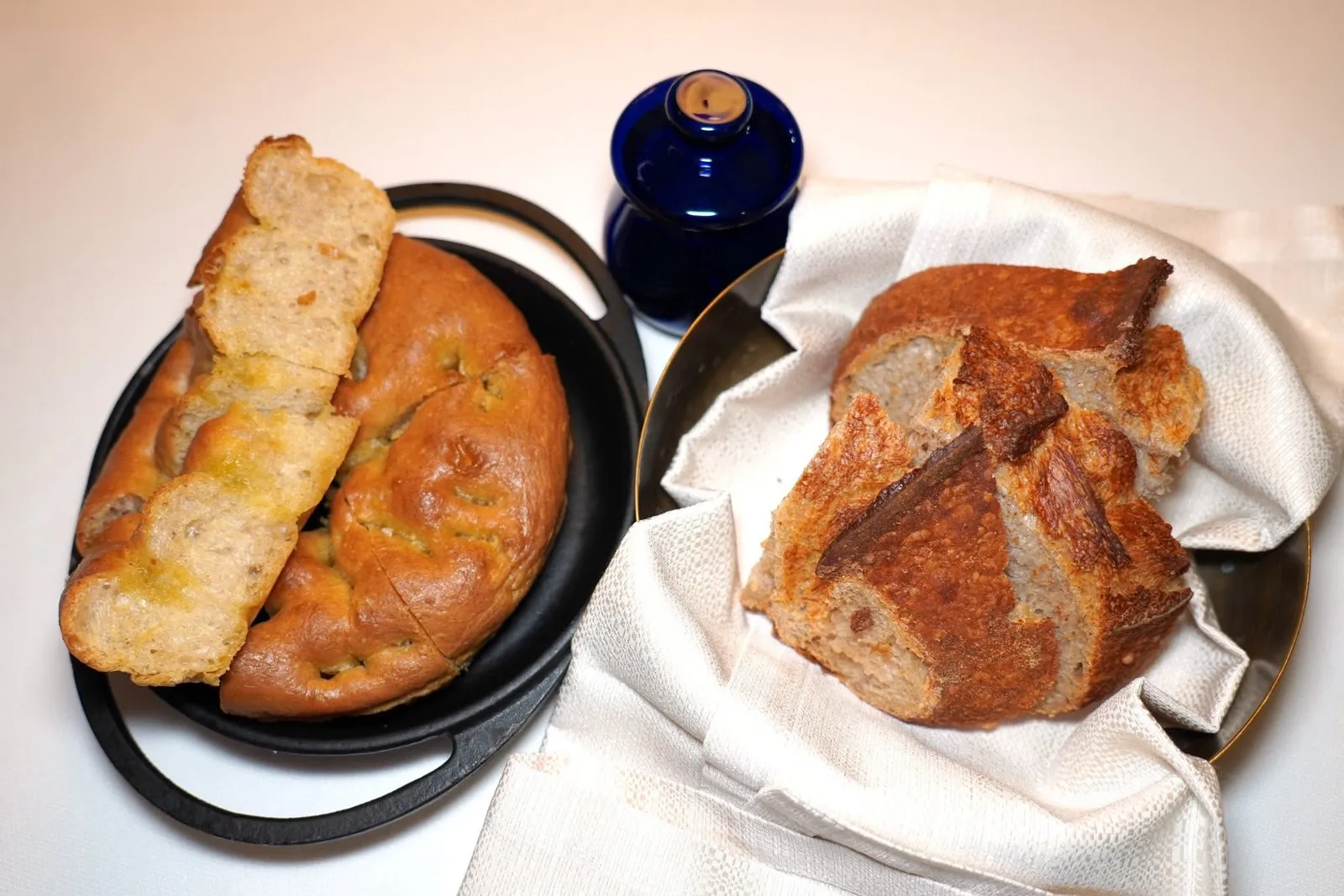 BREADFocaccia ที่เตรียมมาให้มีอโรมาหอม ๆ ของน้ำมันมะกอกผสานเข้ากับความเค็มของเกลือ Maldon ข้าง ๆ กันคือขนมปัง Sourdough ที่เตรียมมาจากแป้ง Emmer (Farro) และแป้ง Rye นอกจากนี้ยังมีน้ำมันมะกอกจากแบรนด์ Laudemio Frescobaldi ของนคร Florence ที่ผสมผสานมะกอก 3 สายพันธุ์คือ Frantoio, Moraiolo และ Leccino เข้าด้วยกันจนสามารถยกจิบเปล่า ๆ ได้