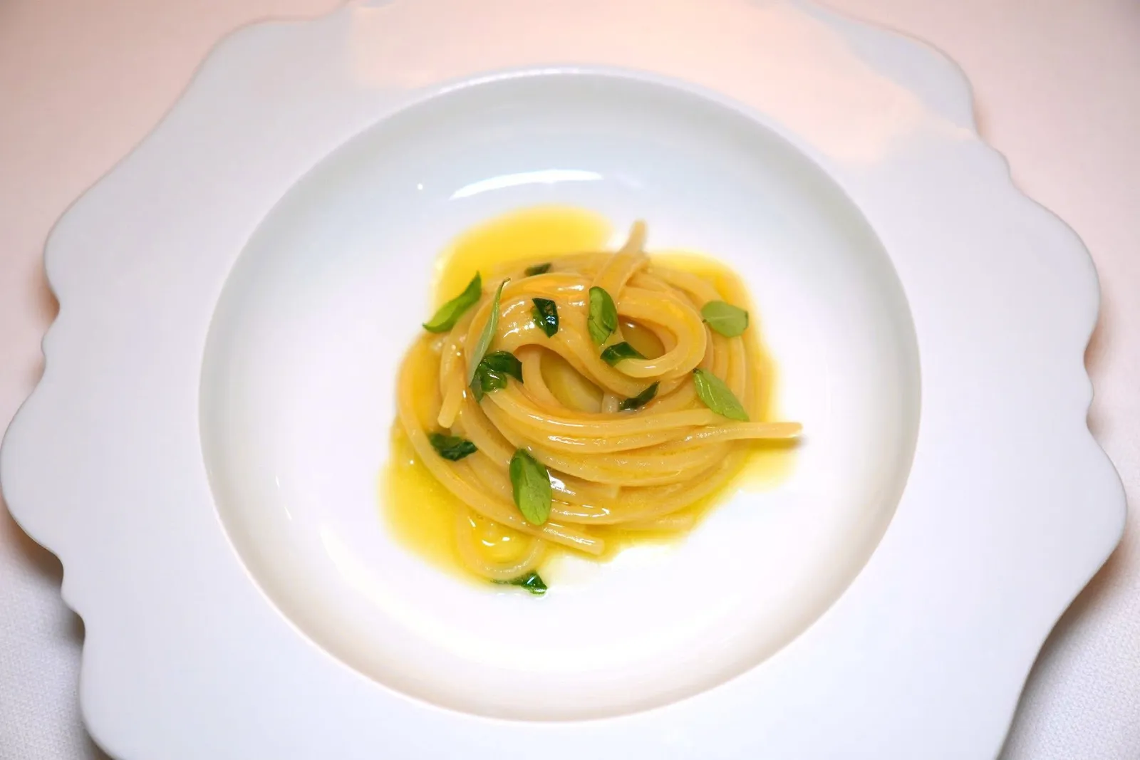 ”PASTA IN BIANCO“Pasta in Bianco หรือ Pasta in White เป็นหนึ่งในเมนูที่เชฟเพิ่งคิดค้นขึ้นมาใหม่ในปีนี้ เชฟเลือกใช้เส้น Spaghetti แบรนด์ Mancini เสิร์ฟมาที่ความสุกระดับ Al Dente ไร้ที่ติ รอบ ๆ คือซอสที่เตรียมมาน้ำมะเขือเทศผสานเข้ากับผักอื่น ๆ อีกเล็กน้อยเช่นหัวหอมและกระเทียมจนได้รสชาติเปรี้ยวอูมามิกลมกล่อม ไฮไลท์คือการนำเสนอใบ Basil ถึง 3 ชนิดรวมกันมาในจานเดียวคือ Italian Basil, Greek Basil และ Thai Basil (17/20)