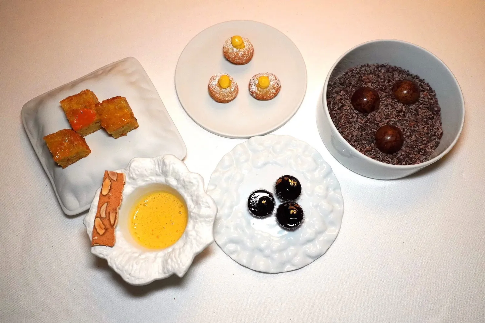 PETIT-FOURSปิดท้ายด้วยของหวานจิ๋วคือ Zabaione with Vin Santo & Cattuccino, Bombolone with Vanilla Cream, Alchemist and Blueberries, Scarpaccia (Sweet Version with Olive Oil & Carrot Cake) และ Chocolate with Caramel and Peanut
