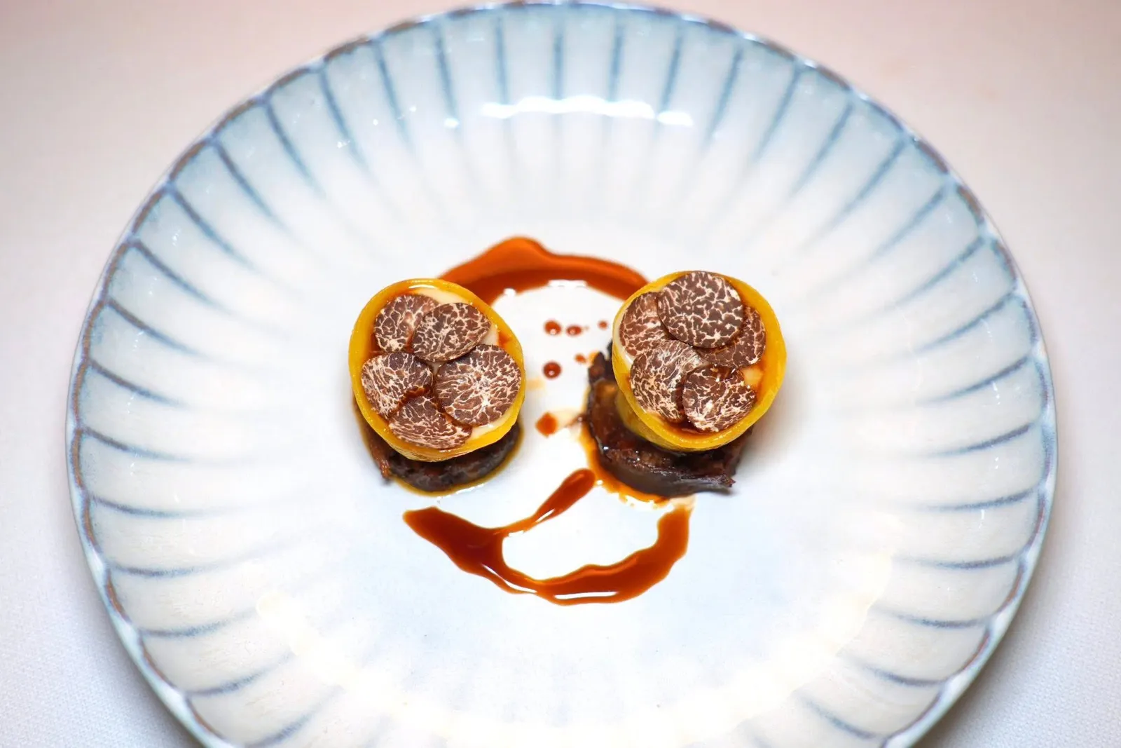 TORTELLO STUFFED WITH SWEET ONION, OXTAIL, PECORINO CHEESE AND TRUFFLEพาสต้าเส้นสดทรงเกี๊ยว Tortello ตรงกลางยัดไส้หัวหอมและครีม Mascarpone ผสานเข้ากันเป็นเนื้อเดียว ด้านล่างรองด้วยชิ้นหางวัวตุ๋นที่เตรียมมานุ่มพอเหมาะ ด้านบนคือทรัฟเฟิลดำจากเมือง San Miniato และซอสชีส Pecorino จากนั้นเชฟราดด้วยซอสวัวรสชาติเข้มข้นลงไปในจาน (17/20)