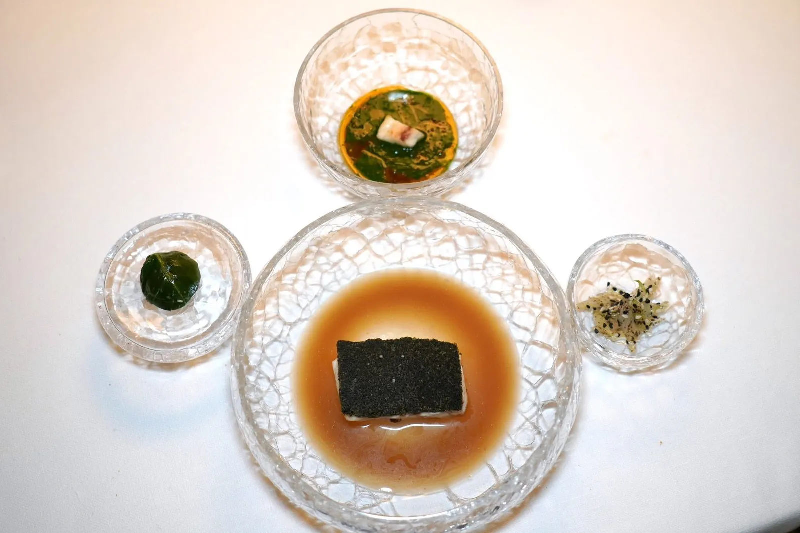 TURBOT IN SEAWEED CRUST, ACQUAPAZZA SAUCE AND SWISS CHARD VARIATIONSปลาเทอร์บอทเสิร์ฟมากับครัสต์กรอบ ๆ ของสาหร่าย Nori และเกล็ดขนมปัง Panko (17/20)