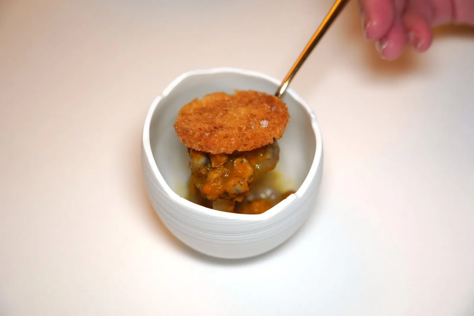 AMUSE-BOUCHEตรงกลางคือ Slipper Lobster หรือกั้งที่หมักเพียงชั่วครู่ ด้านบนรือแผ่นกรอบที่เตรียมมาจาก Tuscany Bread หรือขนมปังท้องถิ่นทัสคานี (17/20)