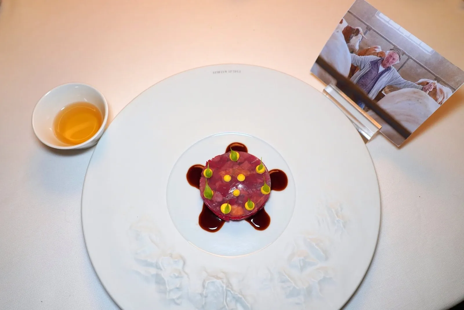 THE MEAT IN TUSCANY, CASENTINO FAT, COAL OILหนึ่งใน Signature Dish ของทางร้านเป็นเมนูที่เชฟมอบความสำคัญให้กับวัวสายพันธุ์ Chianina วัตถุดิบอันล้ำค่าของภูมิภาค Tuscany เสิร์ฟมาเป็น Beef Tartare คลุกเคล้ากับน้ำมันที่ใส่อโรมาหอม ๆ ของถ่านชวนนึกถึงการทำบาร์บีคิวในช่วงฤดูร้อน เชฟยังเลือกใส่ Grasso del Casentino หรือไขมันหมูสายพันธุ์ Grigio del Casentino เข้ามาด้วย (17/20)