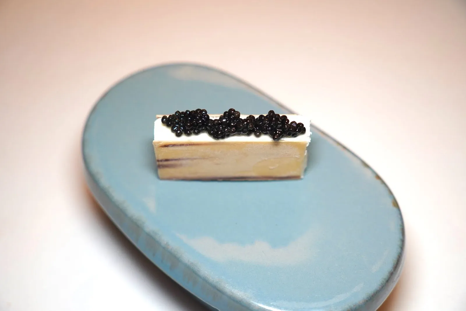 PRE-DESSERTล้างปากด้วย White Chocolate ที่เตรียมมาเลียนแบบหินอ่อน Carrara และให้เนื้อสัมผัสกรอบ ๆ ด้านในบรรจุ Crème Fraîche ส่วนด้านบนท็อปด้วย Beluga Caviar เชื่อมของคาวหวานได้ดี (15/20)