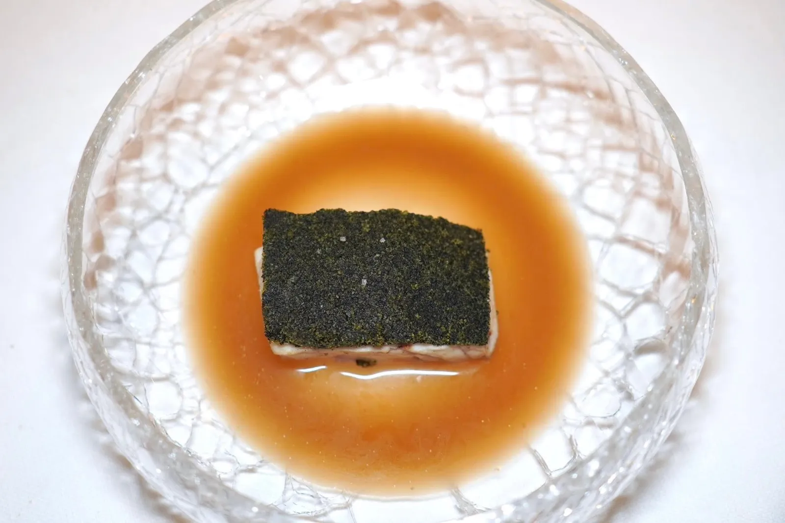 TURBOT IN SEAWEED CRUST, ACQUAPAZZA SAUCE AND SWISS CHARD VARIATIONSรอบ ๆ คือซอส Acquapazzo ที่แปลตรงตัวว่า “น้ำบ้า” หรือ “น้ำคลั่ง” ในภาษาอิตาเลียนอ้างถึงวิธีการทำอาหารทะเลดั้งเดิมที่ใช้การต้มปลาหลายชนิด เนย เบซิล มะเขือเทศ หัวหอม กระเทียม และอื่น ๆ อีกมากมายจนได้น้ำปรุงรสอย่างเข้มข้นให้กลิ่นและอโรมาของท้องทะเลชัดเจน (17/20)
