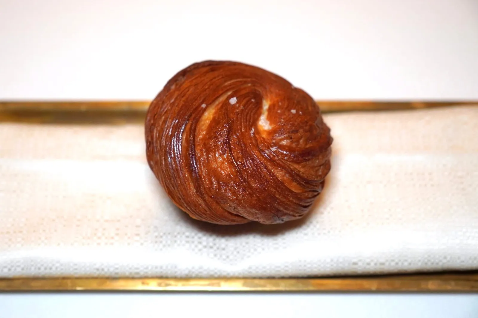 BREADจากนั้นพนักงานจะเสิร์ฟ Pan Brioche ฟูกรอบสำหรับจับคู่กับคอร์สปลาหรือทำ Scapetta ปาดซอสในจานถัดไป