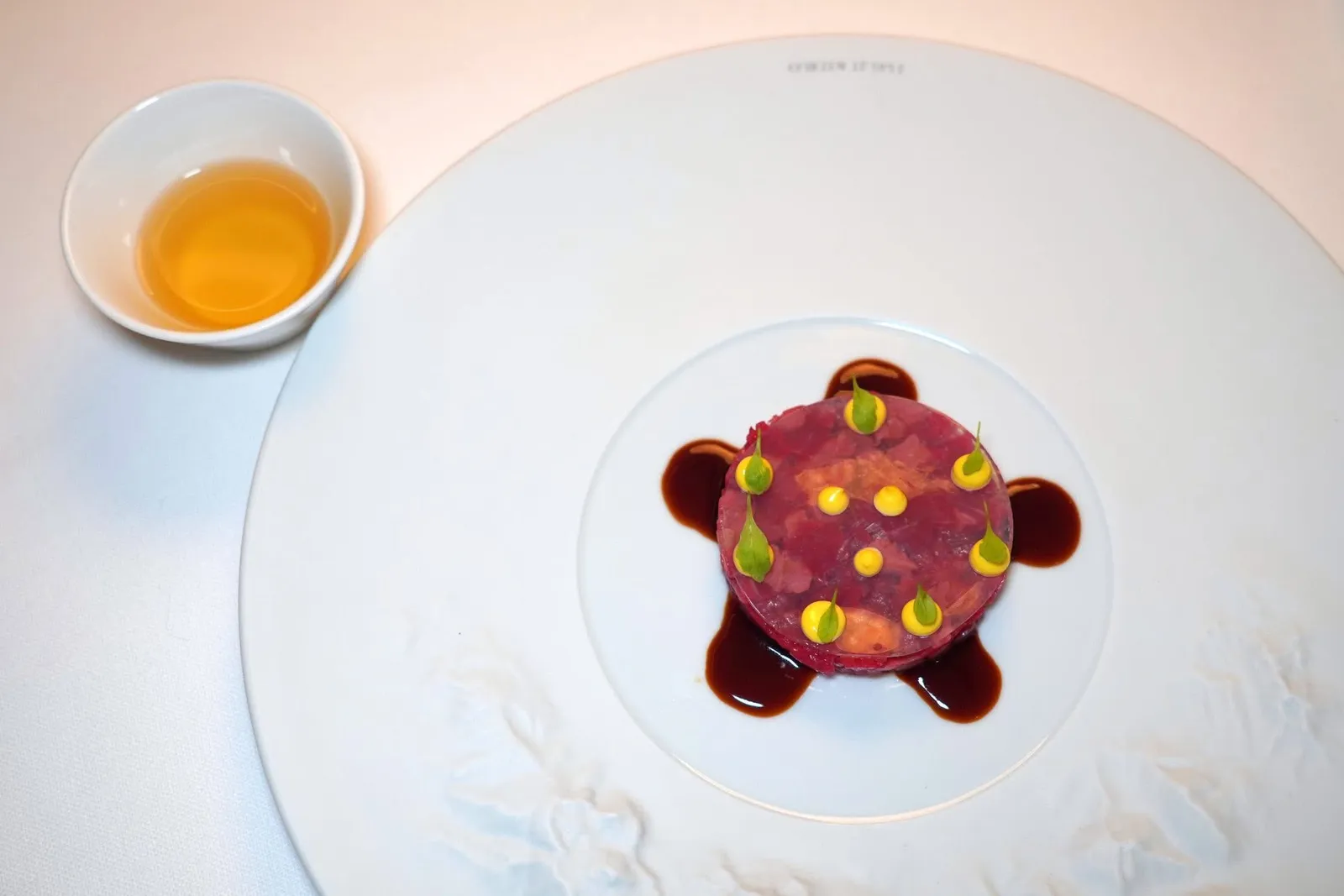 THE MEAT IN TUSCANY, CASENTINO FAT, COAL OILบนจานยังมีรูปทรงของเทือกเขาในแถบ Tuscany รวมไปถึงพิกัด Latitude และ Longitude ของหมู่บ้าน Caprese Michelangelo ซึ่งตั้งอยู่บนยอดของเนินเขาในแคว้น Tuscany โดยมีคุณ Simone Fracassi พ่อค้าเนื้อชื่อดังแห่งร้าน Macellaria Fracassi เจ้าของฉายา King of Chianina เป็นผู้ดูแลให้ เพื่อเป็นการให้เกียรติวัวเชฟยังเสิร์ฟ Infusion อุ่น ๆ ที่มีอโรมาของธัญพืชที่ใช้สำหรับเลี้ยงวัวสายพันธุ์นี้มาตลอดชีวิตเข้ามาด้วย (17/20)