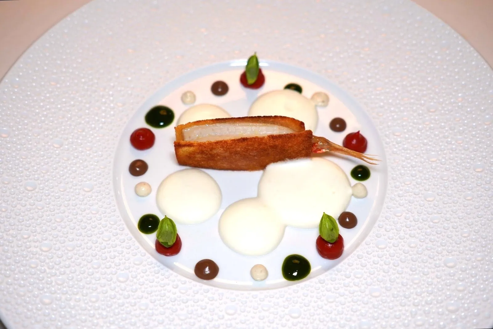 PIZZAIOLA RED MULLET, TUSCAN BREAD, MOZZARELLA, CAPERS, TOMATOES, BLACK OLIVESปลา Red Mullet เสิร์ฟมาที่ระดับความสุกไร้ที่ติ ข้าง ๆ คือ Tuscany Bread กรอบ ไม่อมน้ำมัน ตัดเนื้อสัมผัสกับความสู้ฟันเบา ๆ ของชิ้นปลาได้อย่างลงตัว รอบ ๆ คือซอสที่หยิบยกองค์ประกอบของ Pizzaiola มานำเสนอใหม่ในรูปแบบการ Deconstruction คือโฟมของชีส Mozzarella ครีมมะเขือเทศ ครีมมะกอกดำ และครีมใบเบซิล (17/20)