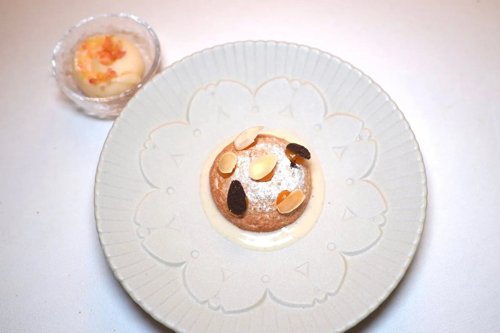 MARZIPAN AND CITRUSMarzipane เสิร์ฟมาเป็นเค้กอัลมอนด์เสิร์ฟมากับโฟมอัลมอนด์ ด้านบนคือชิ้นอัลมอนด์ป่าคั่วฝานบางและชิ้นอัลมอนด์ที่เสิร์ฟมากับผงสีดำของเลมอนดอง นอกจากนี้ยังมีรสชาติเปรี้ยวเบา ๆ ของซิตรัสทั้งเลมอน มะนาว เลมอนดอง และมะนาวนิ้วมือ ในถ้วยข้าง ๆ กันคือไอศกรีมมะนาวนิ้วมือนั่นเองท็อปด้วยมะนาวนิ้วมือคาเวียร์นั่นเอง (17/20)