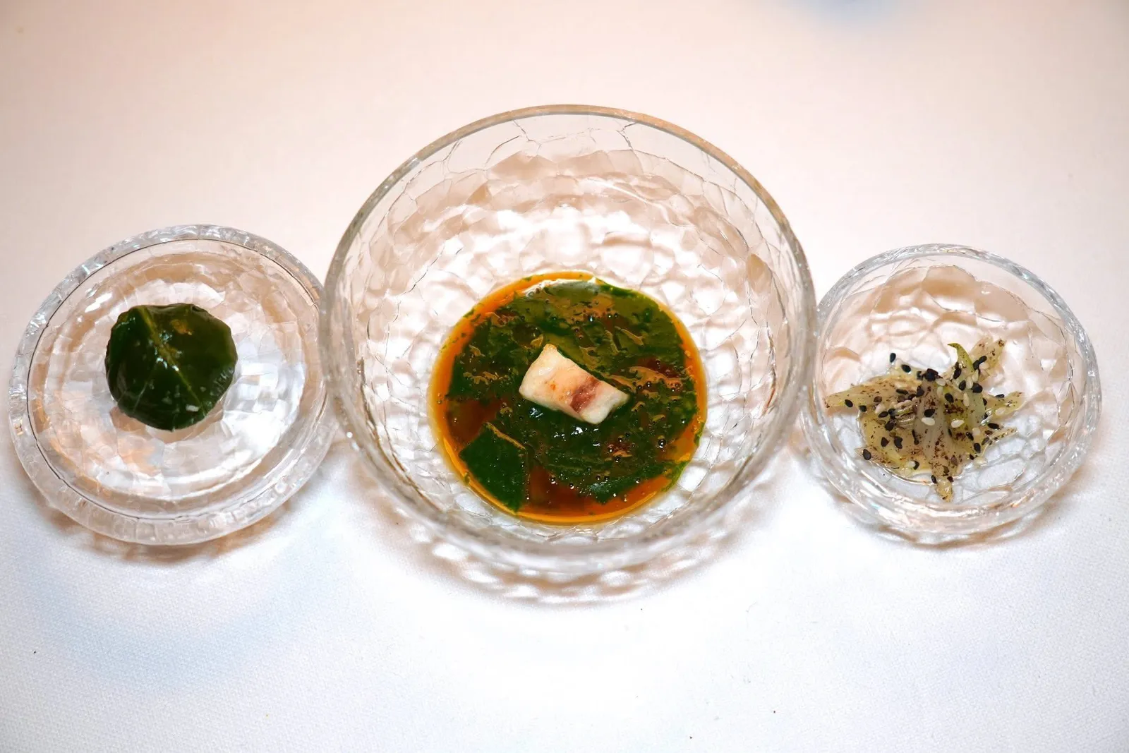 TURBOT IN SEAWEED CRUST, ACQUAPAZZA SAUCE AND SWISS CHARD VARIATIONSถ้วยฝั่งซ้ายมือคือผัก Swiss Chard หวาน ๆ ยัดไส้ด้วยมะเขือเทศอูมามิ ถ้วยตรงกลางคือส่วนท้องของปลาเทอร์บอทเสิร์ฟมากับซอส Cacciucco ผสมผสานกับผัก Swiss Chard เลมอน และผัก Celery ถ้วยสุดท้ายฝั่งขวามือคือส่วนต้นของ Swiss Chard คลุกเคล้ากับ Vinaigrette งาดำ และงาขาว (17/20)