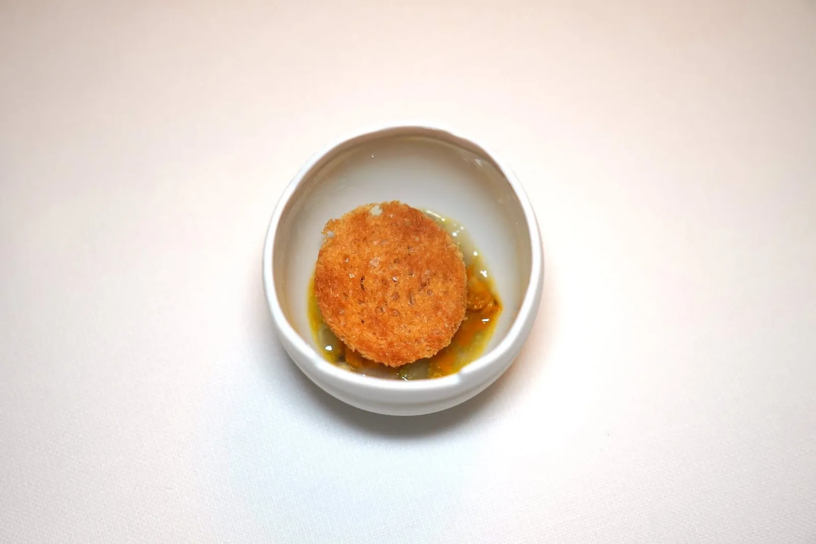 AMUSE-BOUCHEถัดมาในภาชนะทรงไข่ครึ่งเดียวเชฟต้องการนำเสนอเมือง Viareggio อันเป็นที่ตั้งของห้องอาหารแห่งนี้ หอยทากทะเลผสมผสานกับมะเขือเทศและเฟนเนลเสิร์ฟมาในสไตล์ของมันฝรั่ง (17/20)