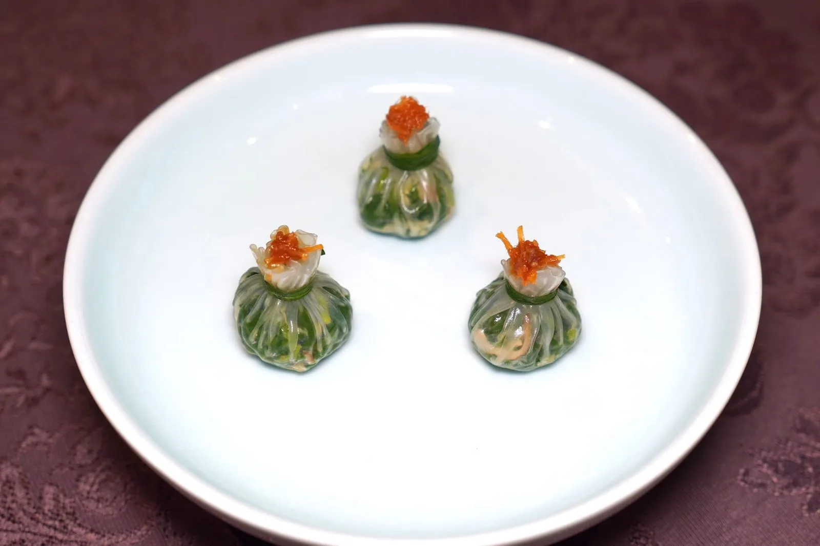 冷碟三味แป้งเกี๊ยวบาง ๆ เคี้ยวหนึบห่อผักหลายชนิดสร้างมิติทางเนื้อสัมผัสที่แตกต่าง (14/20)