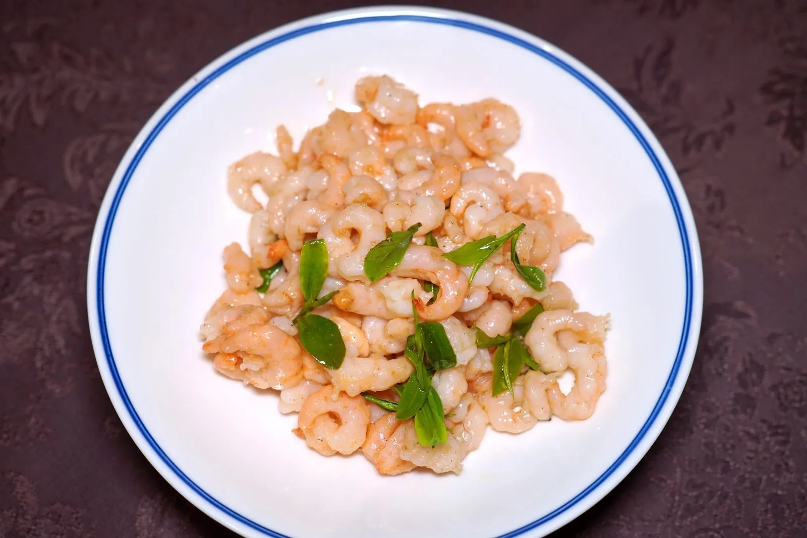 龙井虾仁Longjing Shrimp เป็นหนึ่งในเมนูเด็ดที่ควรค่าแก่การชิมสำหรับผู้ที่แวะมาเยี่ยมเยือนนคร Hangzhou เชฟนำกุ้งไซซ์จิ๋วเตรียมมาให้เนื้อสัมผัสเด้งและมีรสหวานธรรมชาติผสานเข้ากับความหอมเฉพาะตัวของใบชา Longjing (15/20)