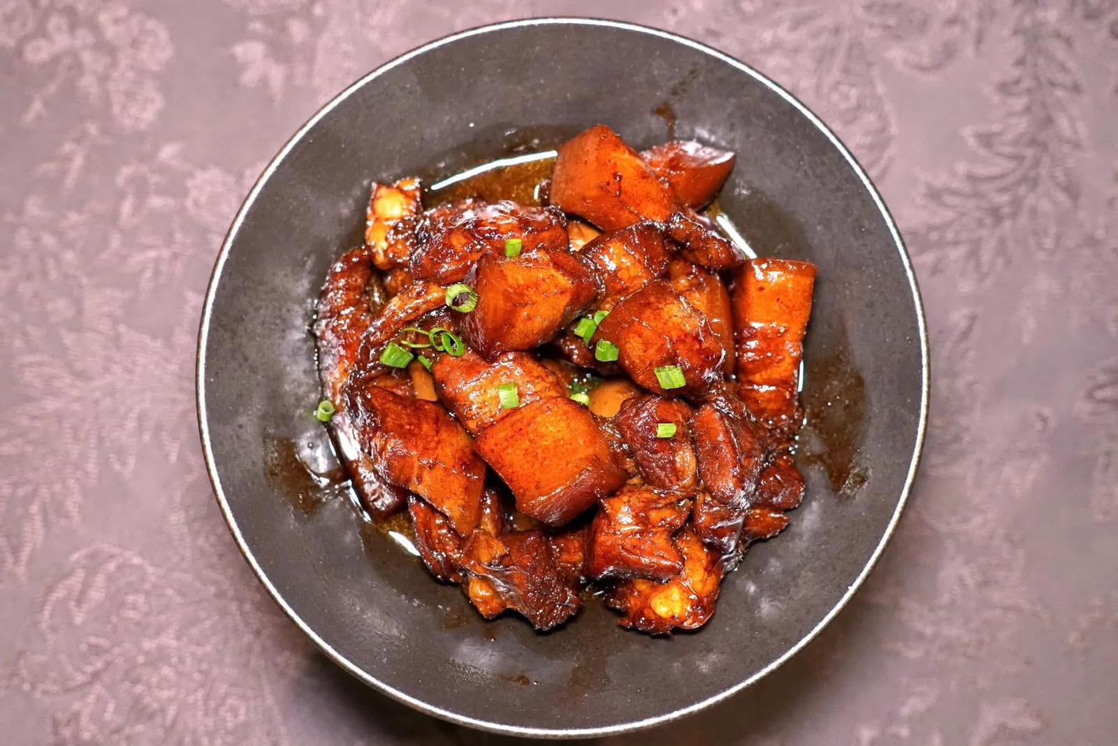 慈母菜ปิดท้ายด้วยเมนูที่ทางร้านสื่อถึงความรักของแม่อย่างหมูสามชั้นตุ๋นจนได้รสชาติเข้มข้นเสิร์ฟมากับไข่และซาลาเปานุ่มหนึบ (16/20)