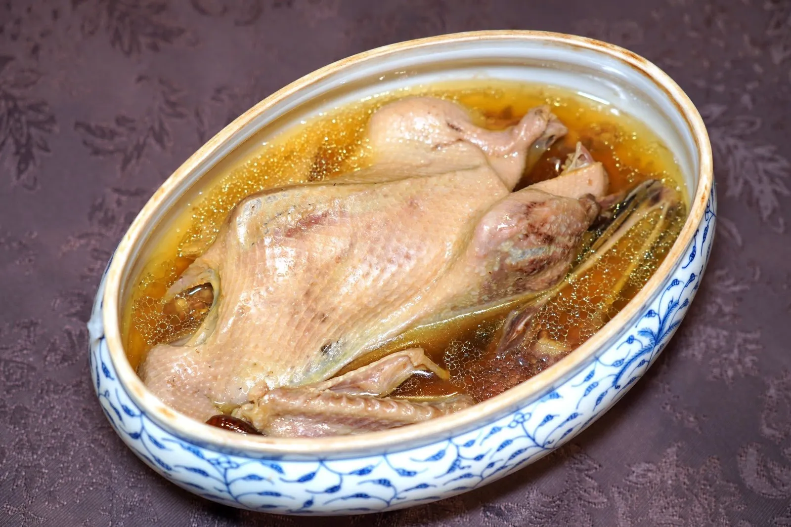 金蝉银钢เป็ดอายุ 3 ปีเตรียมมาโดยการนำไปนึ่งนาน 1 ชั่วโมง อย่างไรก็ตามไฮไลท์คือน้ำซุปใสร้อน ๆ ที่มีอโรมา Earthy Aroma เจริญเติบโตขึ้นมาจากตัวแมลงให้รสชาติกลมกล่อม (15/20)