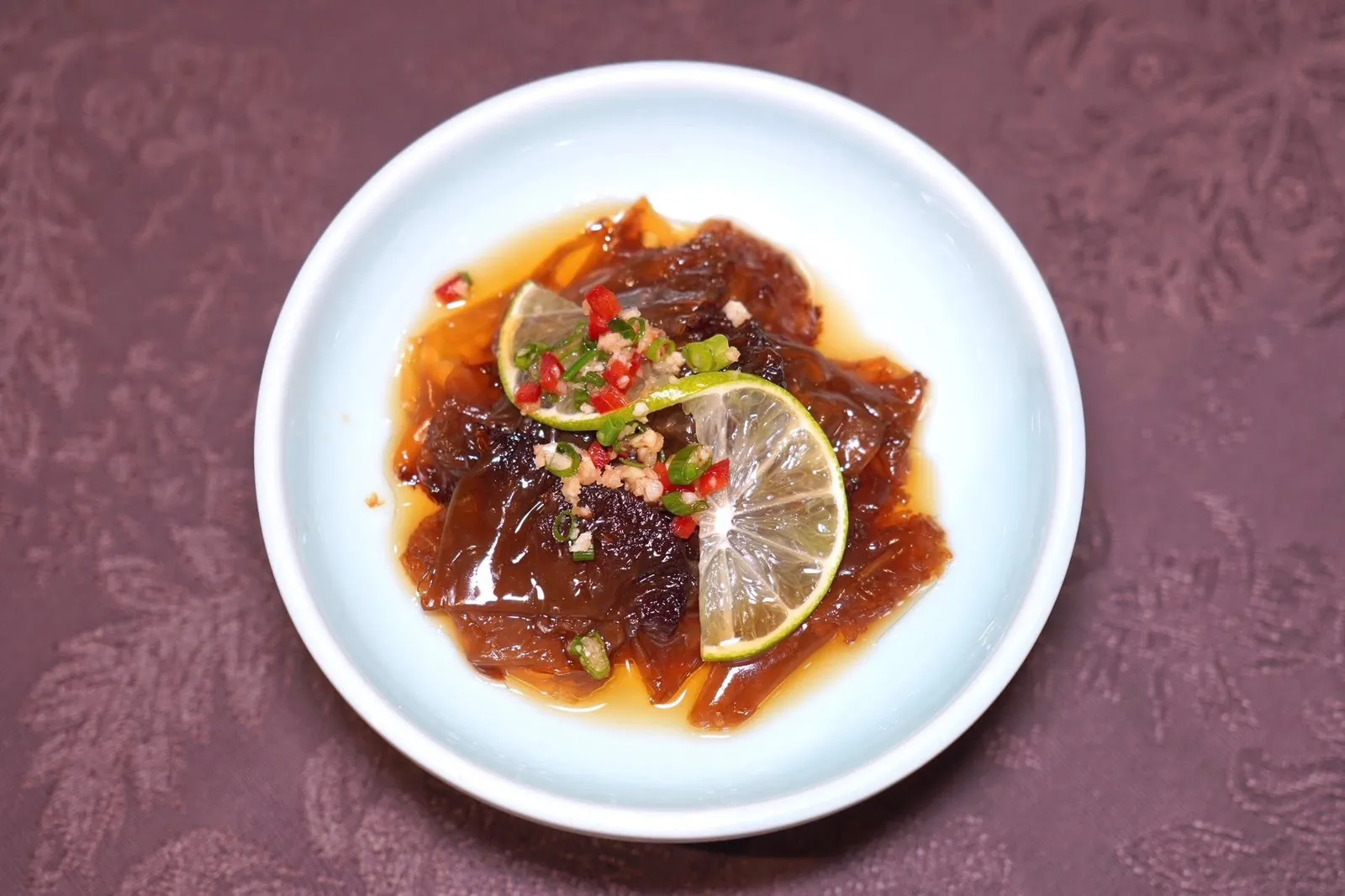 冷碟三味เริ่มต้นด้วยของว่างแบบเย็น 3 รสชาติ ในที่นี้คือแมงกะพรุนเสิร์ฟมาในน้ำส้มสายชูเปรี้ยวหวาน (14/20)