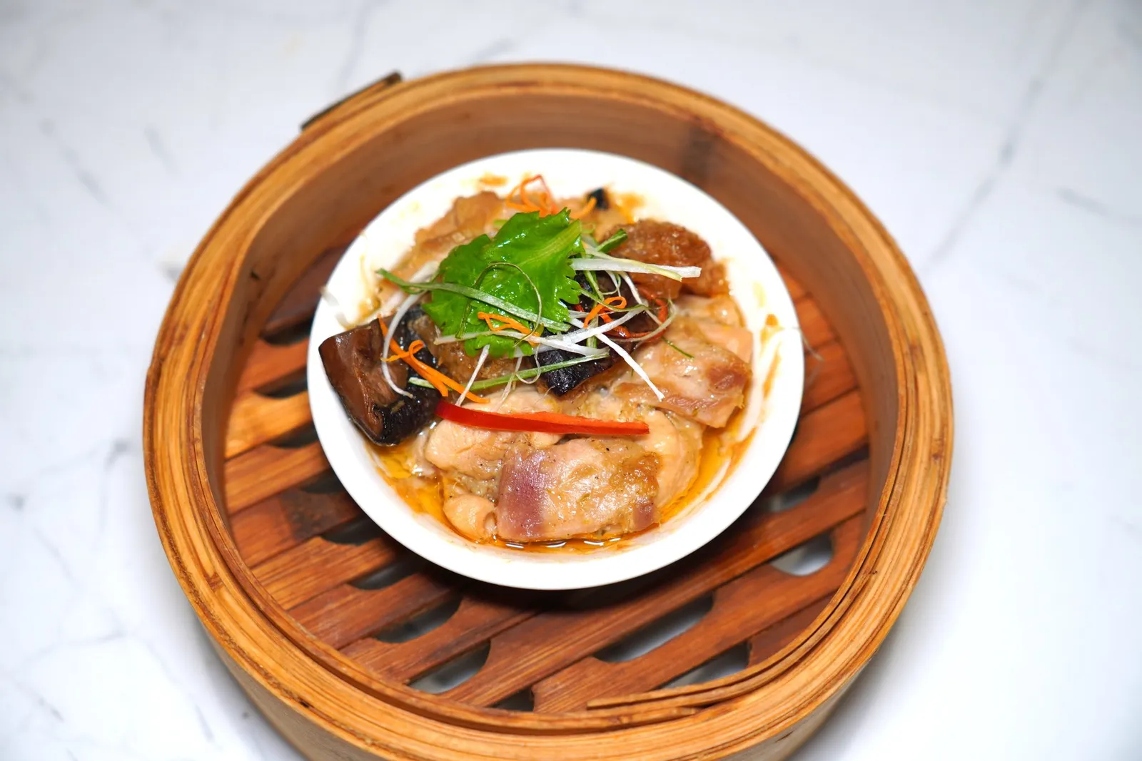 กระเพาะปลานึ่งไก่และเห็ดหอมSteamed Fishmaw with Chicken & Mushroomกระเพาะปลานึ่งเสิร์ฟมากับเนื้อไก่และเห็ดหอมรสชาติมาตรฐาน