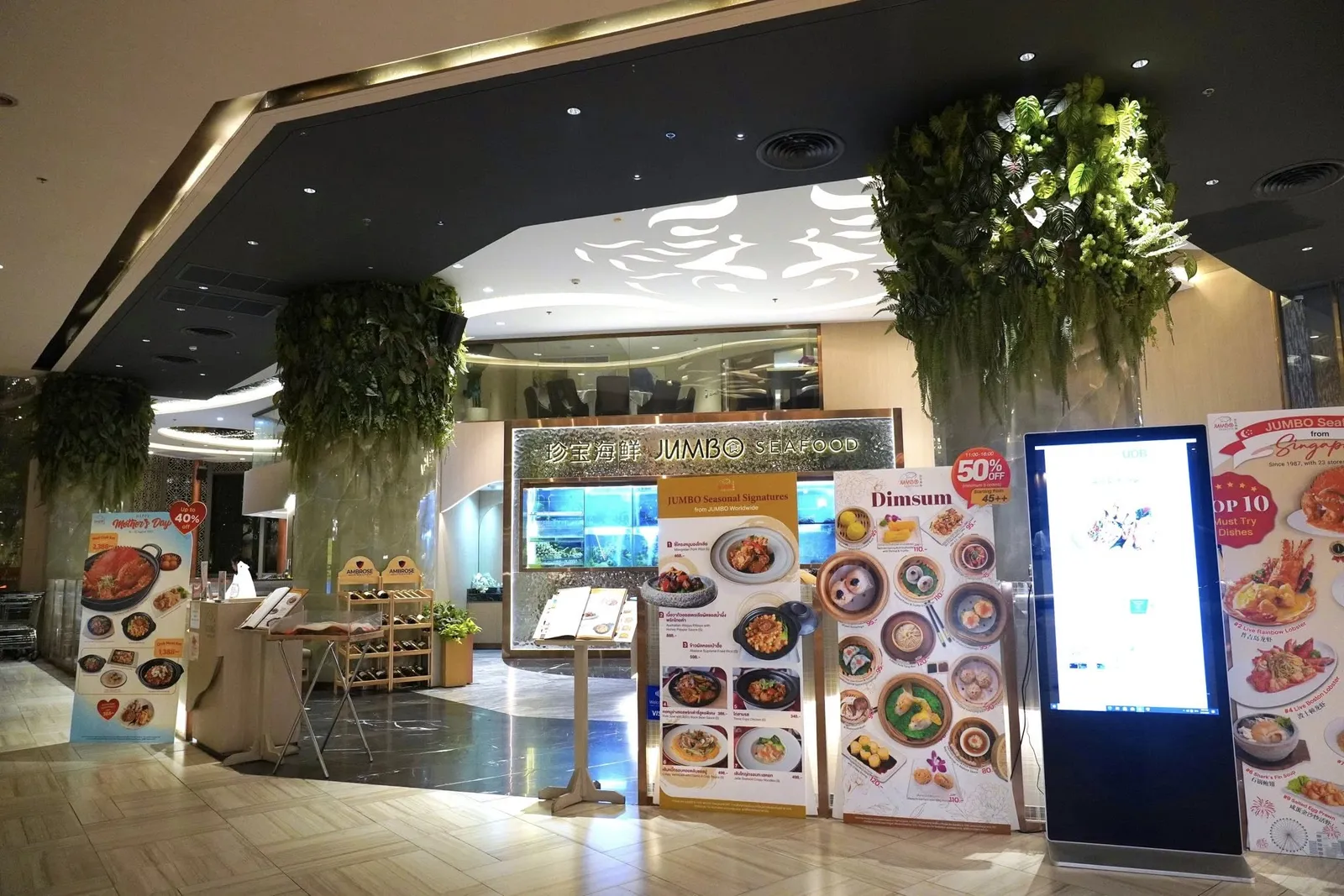 🎗️ ลูกค้าสามารถเลือกสั่งชุดบุฟเฟ่ต์ได้ทั้งหมดสามรูปแบบคือ Premium Buffet (1,149 THB NET) ซึ่งมีจุดเด่นอยู่ที่ความคุ้มค่า ถัดมาคือ Platinum Buffet (1,599 THB NET) และ Elite Buffet (1,999 THB NET) ที่มาพร้อมกับ Signature Dish อย่างปูทะเลขนาด 600 กรัม นอกจากนี้ในเมนูยังมีรายการติ่มซำรสเลิศอีกจำนวนมากรวมไปถึงเมนูเรียกน้ำย่อยและของหวานให้สั่งกันได้แบบไม่อั้นภายในระยะเวลา 2 ชั่วโมง