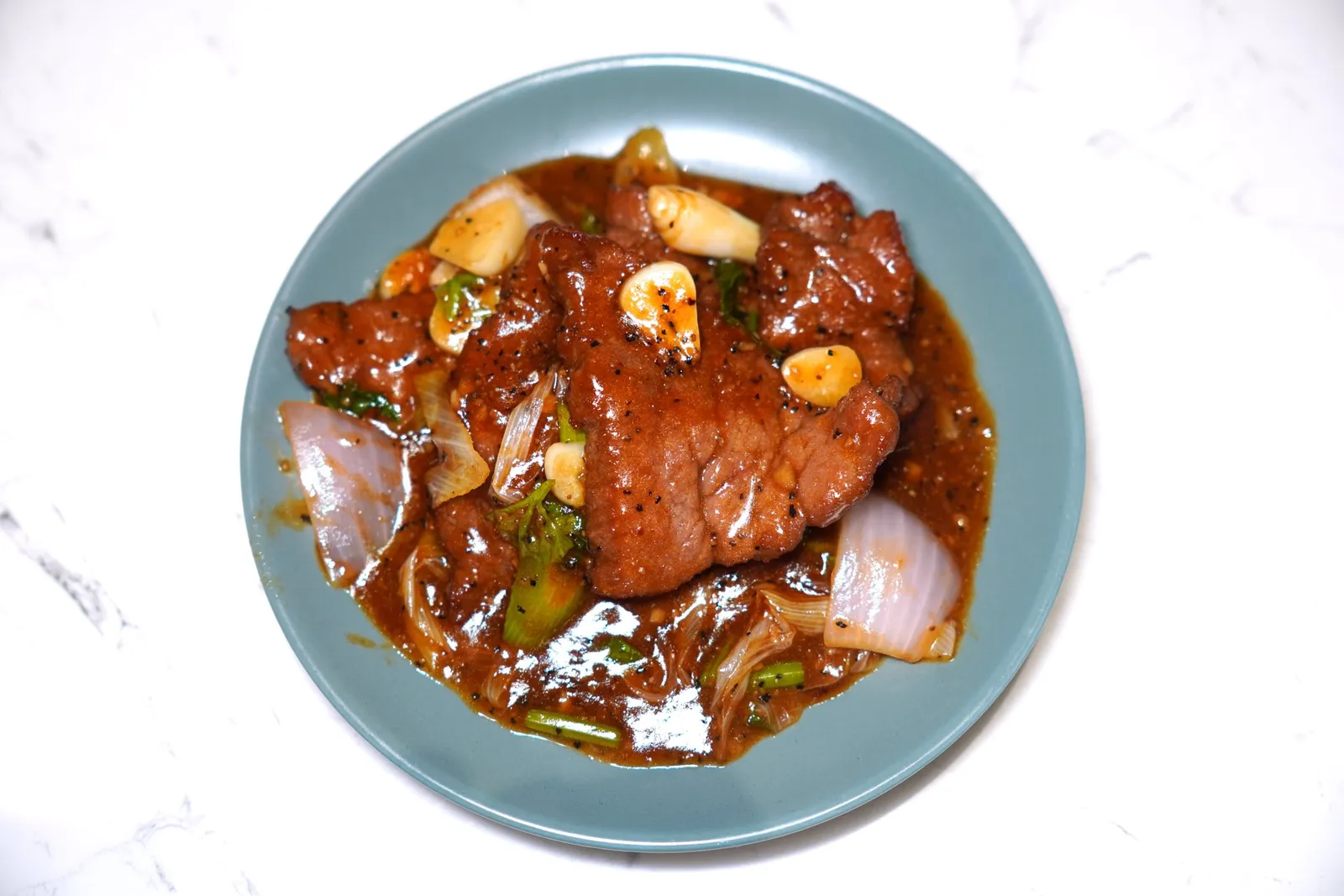 เนื้อออสเตรเลียผัดพริกไทยดำStir Fried Australian Beef with Black Pepper Sauceเนื้อออสเตรเลียมีความนุ่มเป็นพิเศษผัดกับซอสพริกไทยดำจนหอมกรุ่น
