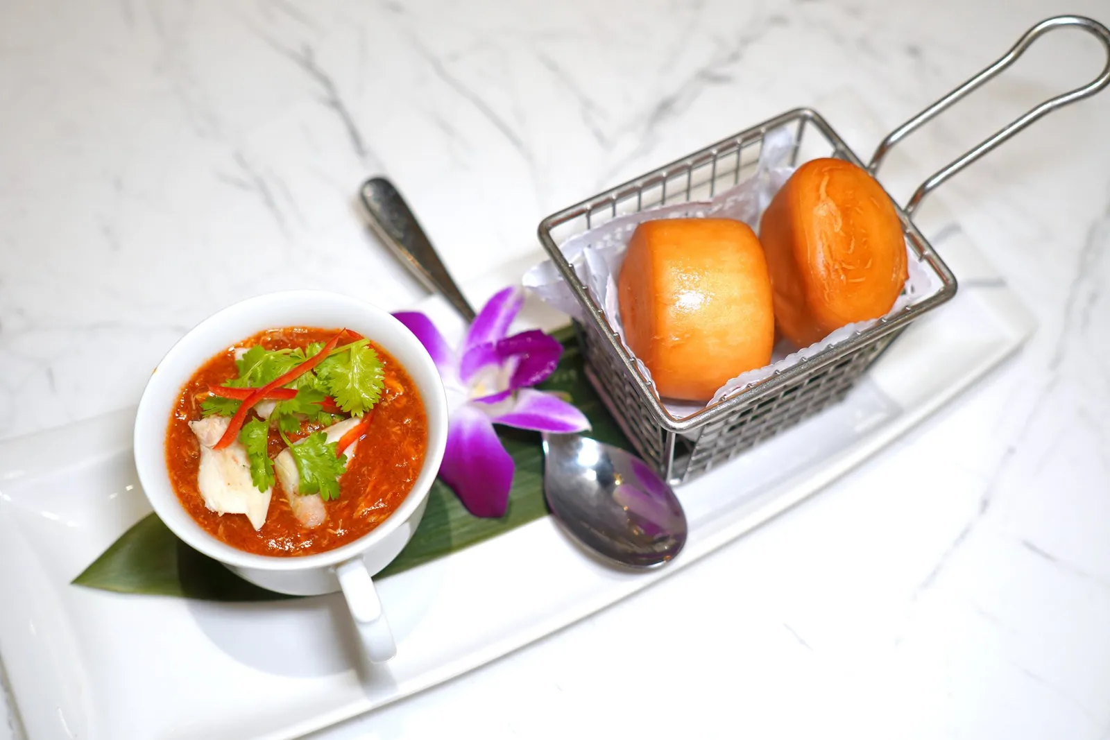 ปูก้อนซอสพริก + หมั่นโถวทอดCrab Meat Chilli Sauce + Deep Fried Mantouเนื้อปูก้อนเสิร์ฟมาในถ้วยกับซอสพริกเปรี้ยวหวาน วิธีชิมให้นำหมั่นโถวทอดจิ้มลงในซอสได้เข้ากันดีมาก ๆ